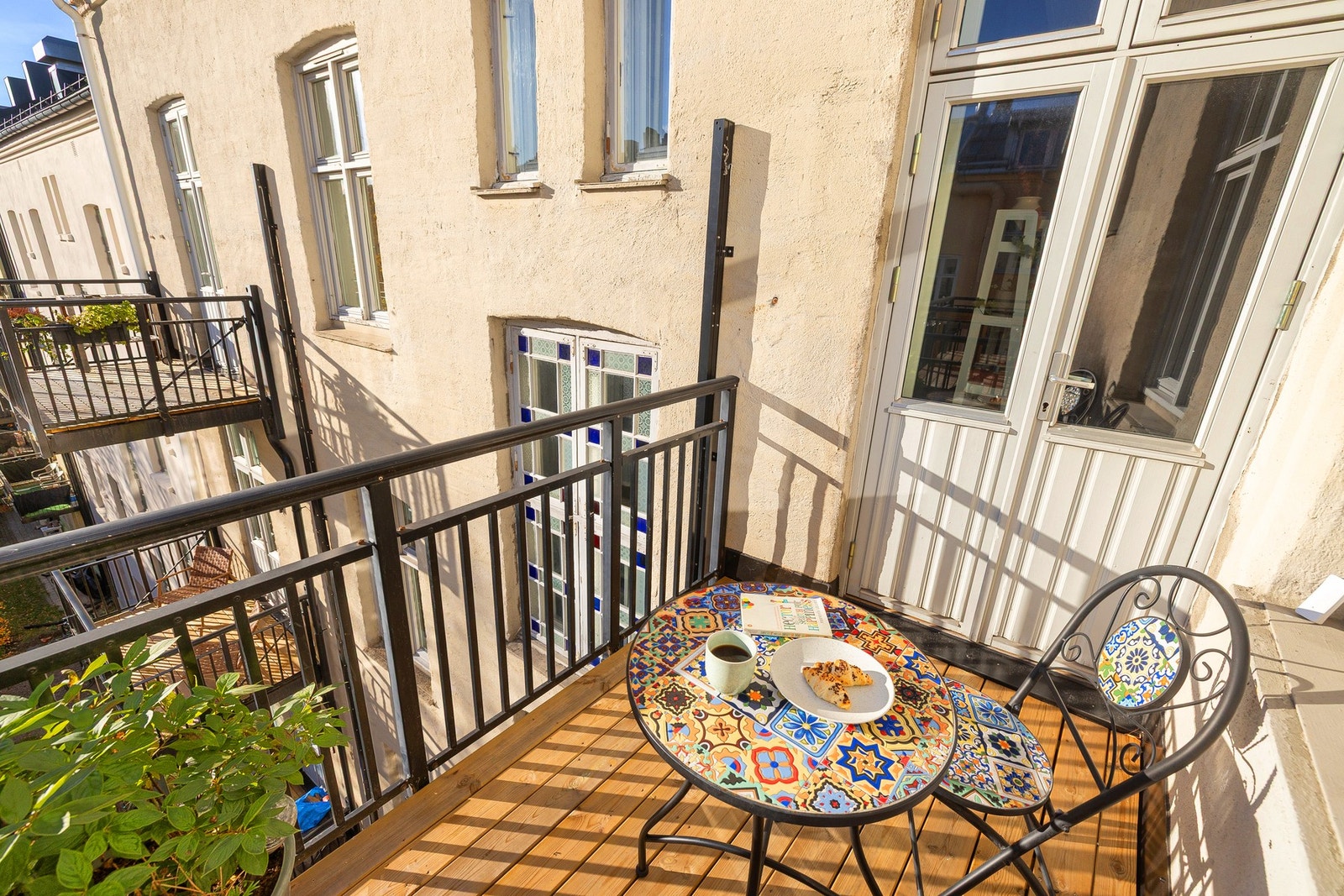 Fra kjøkken er det utgang til en sydvendt balkong på ca. 4,4 m², vendt inn mot rolig og pent gårdsrom. Galleribilde