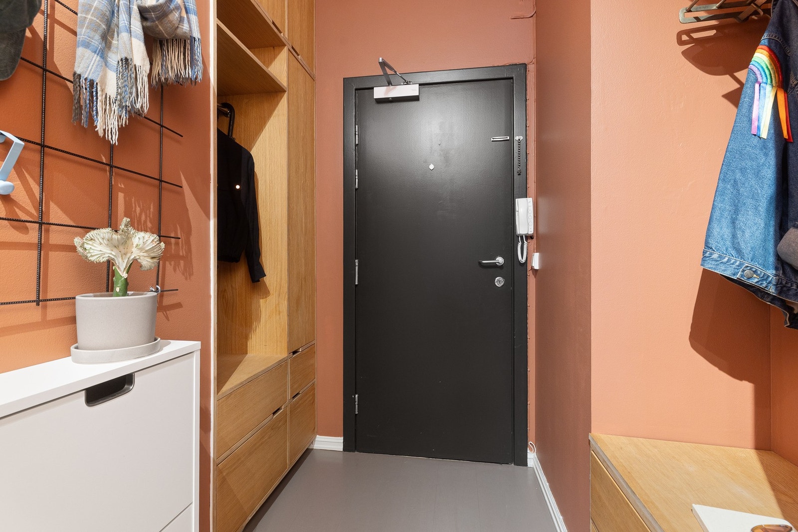 Entréen knytter boligen naturlig sammen og gir enkel adkomst til øvrige rom, samtidig som den oppleves både praktisk og representativ. Galleribilde