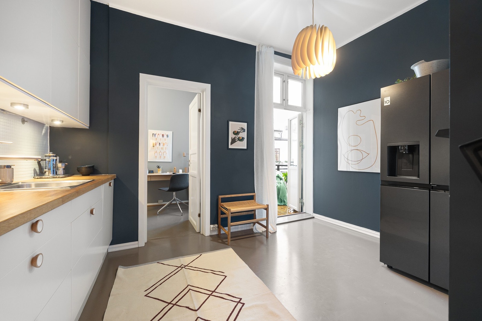 Rommets størrelse gir også mulighet for spiseplass, og kjøkkenet understreker boligens fleksible og praktiske planløsning. Galleribilde