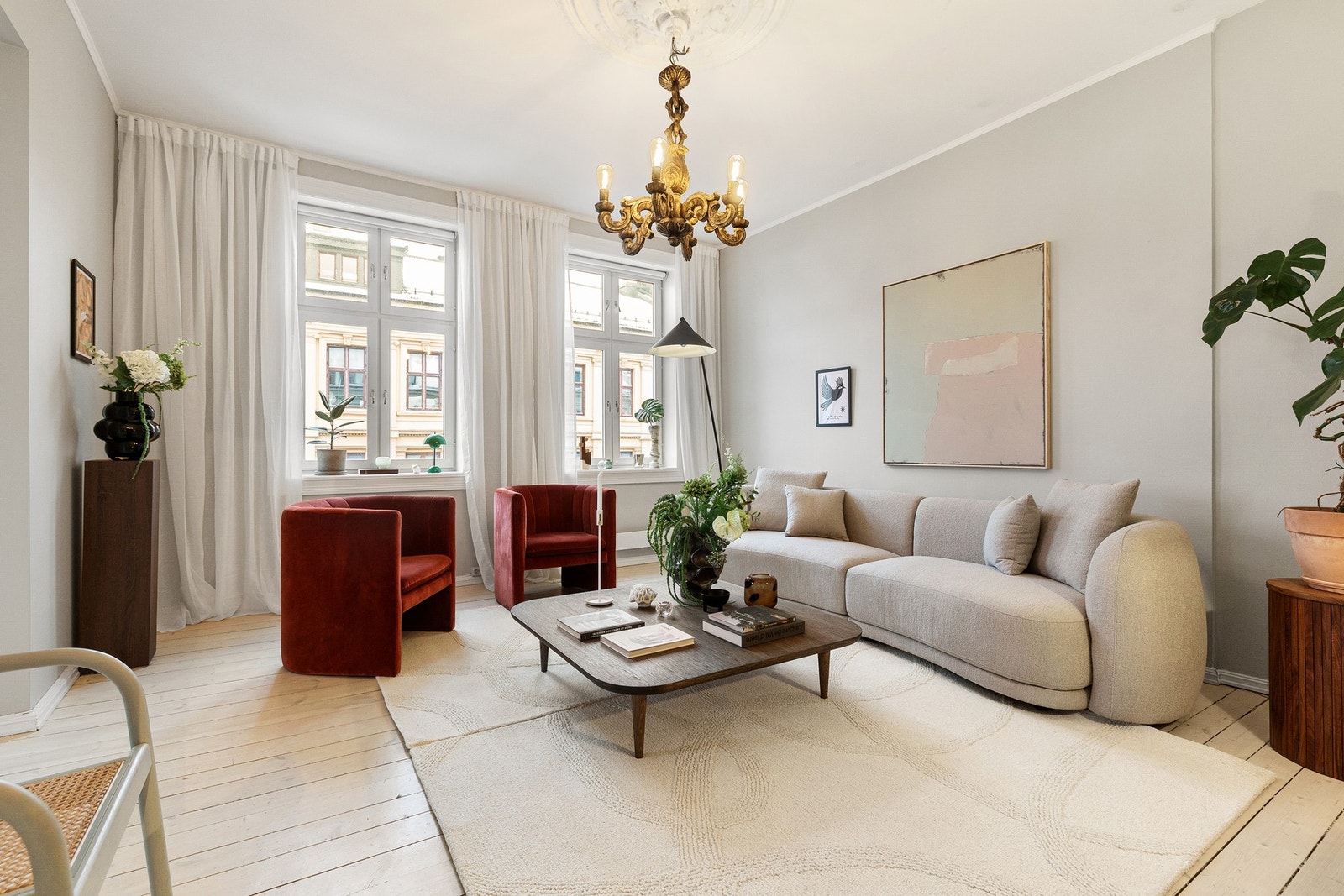 Den gode takhøyden, kombinert med klassiske detaljer som stukkatur og rosetter, gir rommene en elegant og tidløs karakter. Galleribilde