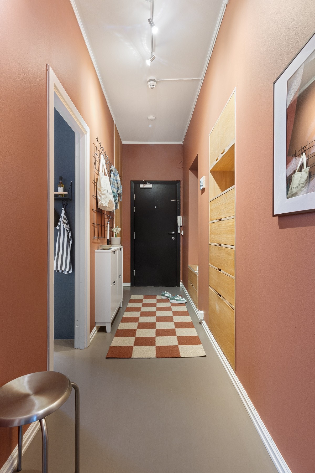 Gangen har plassbygd oppbevaring med gode løsninger for yttertøy og sko, noe som bidrar til en ryddig og funksjonell hverdag. Galleribilde