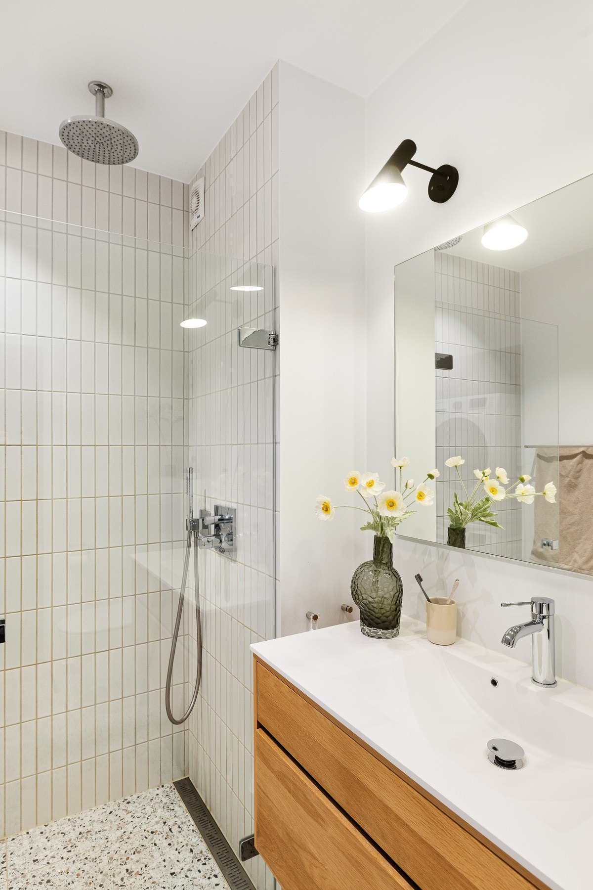 Badet oppleves som funksjonelt og lettstelt, og holder en god standard. Galleribilde