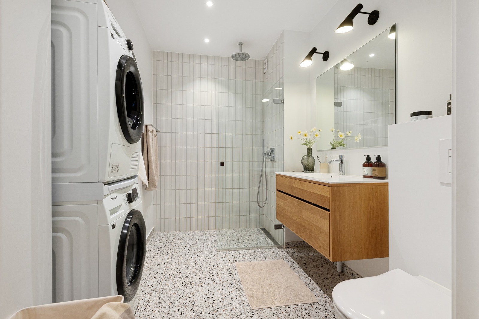 Badet ble totalrenovert i 2022 og fremstår som moderne, romslig og delikat. Galleribilde