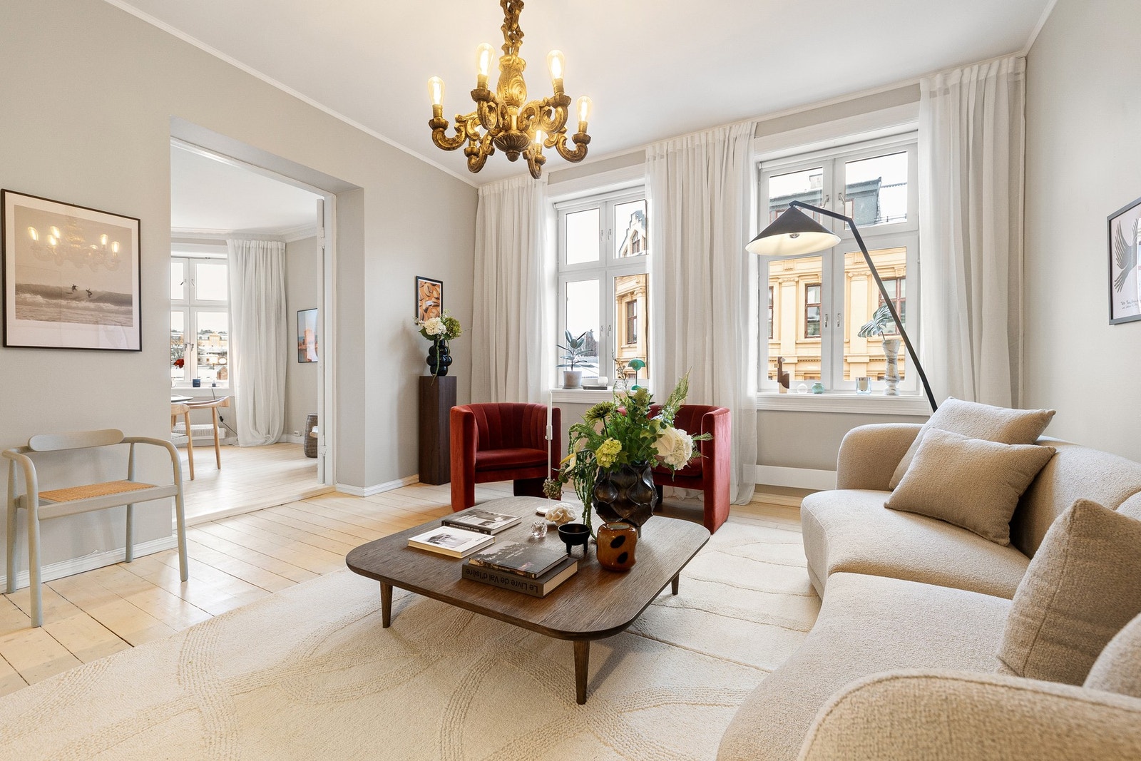 En lys leilighet med klassisk planløsning, doble dører og mange store rom. Galleribilde