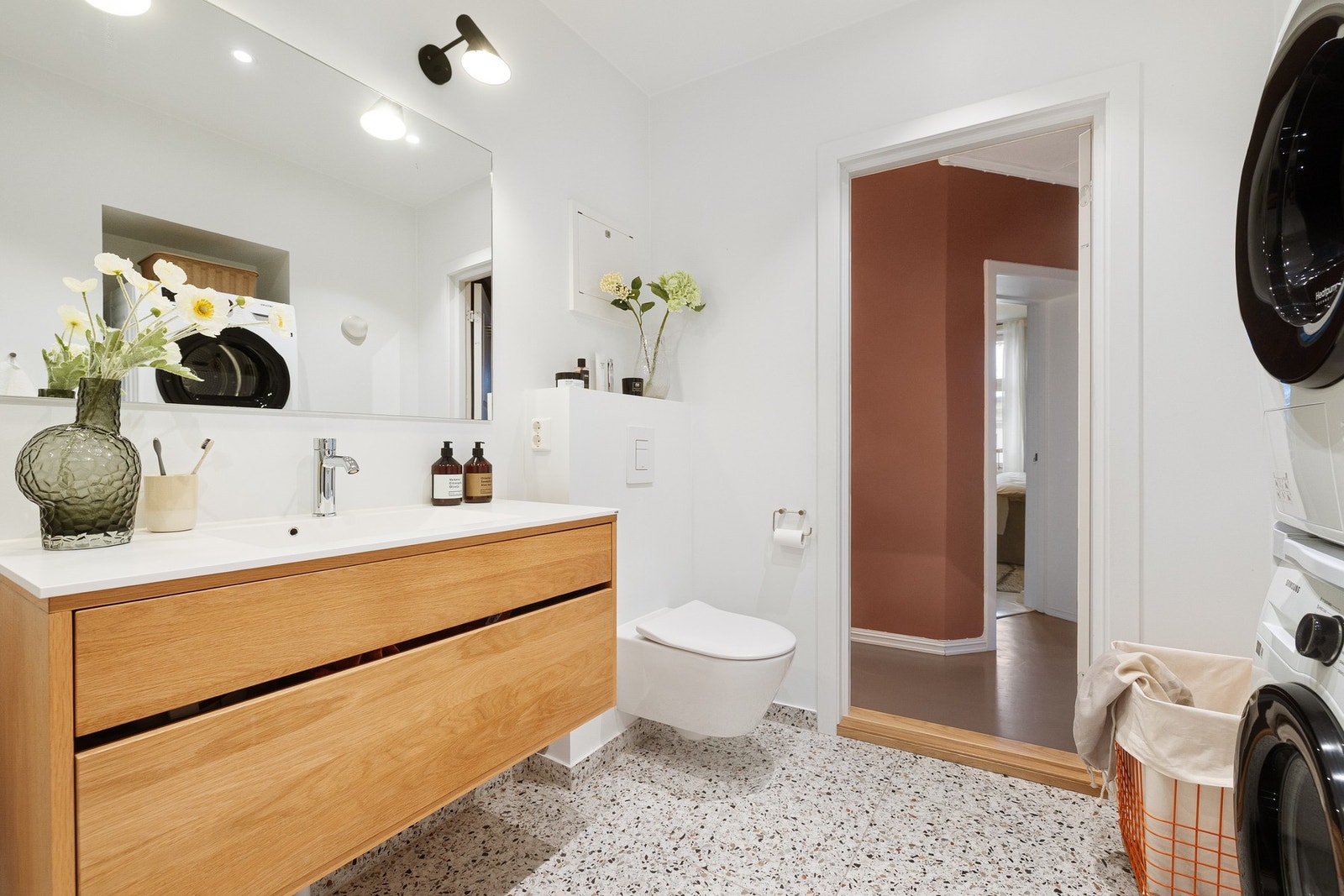 Det er flislagt med gulvvarme, har praktisk innredning og gode oppbevaringsløsninger. Galleribilde