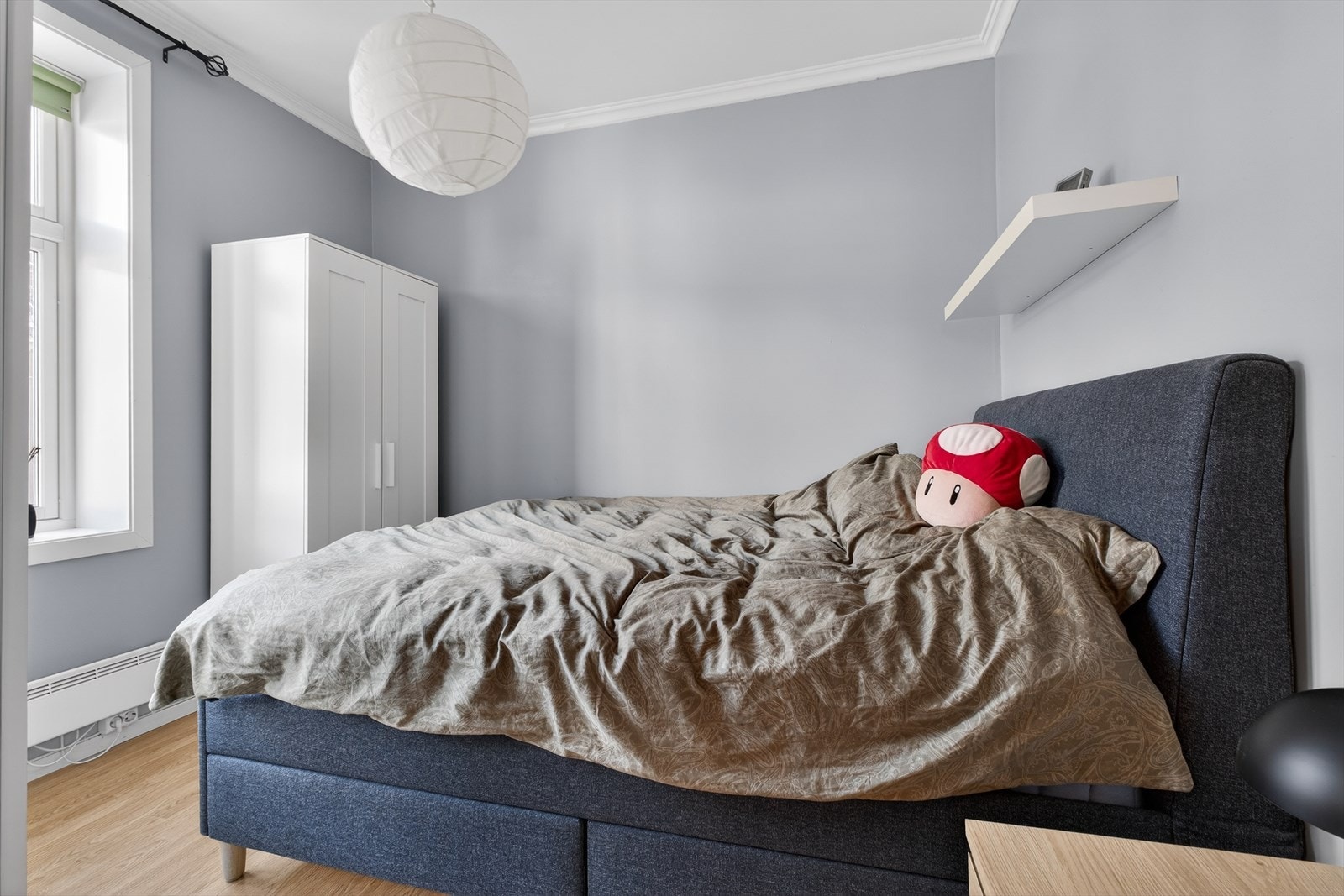 Første soverommet er på 9,5m² og har rikelig med plass til ønsket møblering. Galleribilde