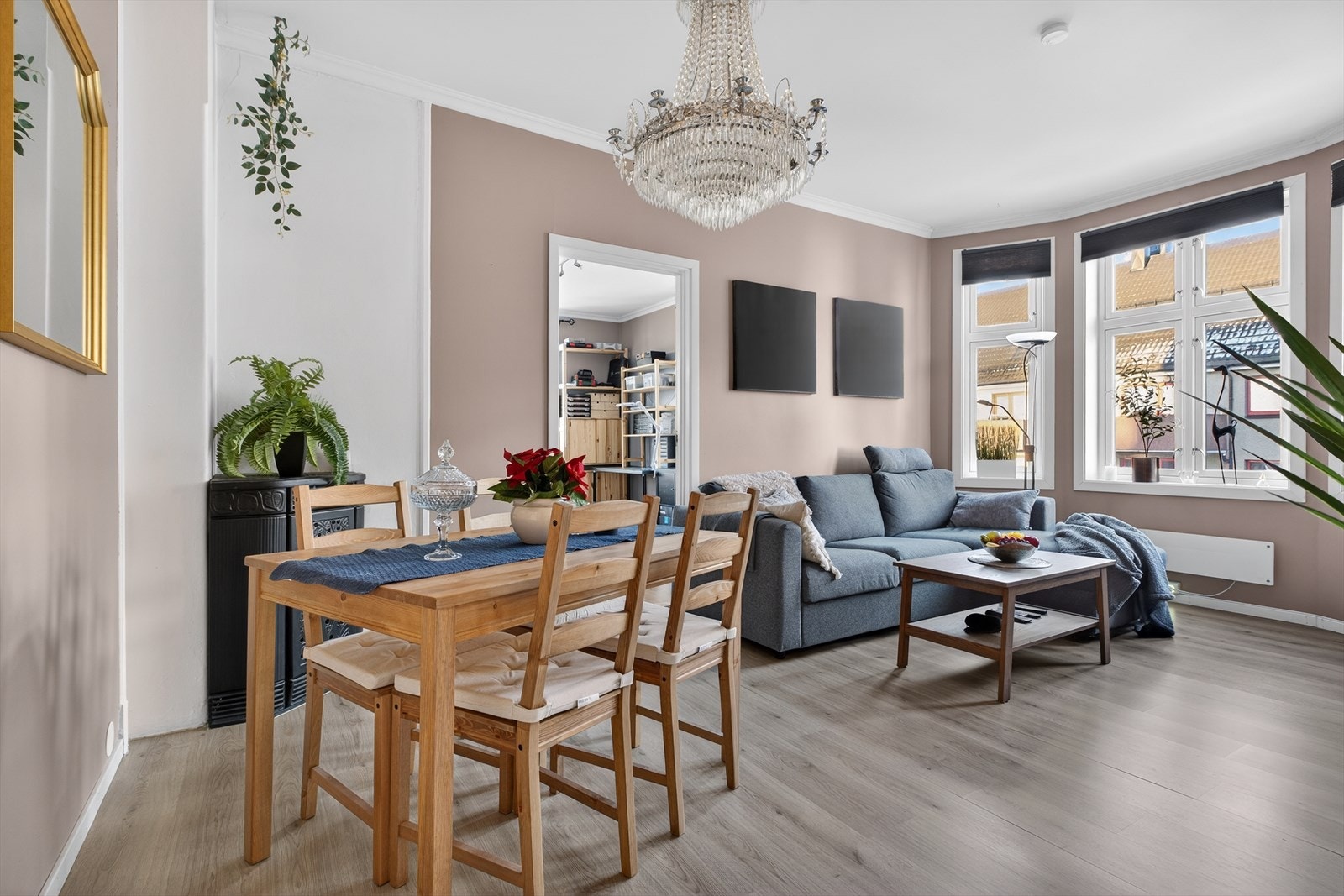 Pen og romslig stue på flotte 18,5m² med store vindusflater som bidrar til naturlig belysning. Galleribilde