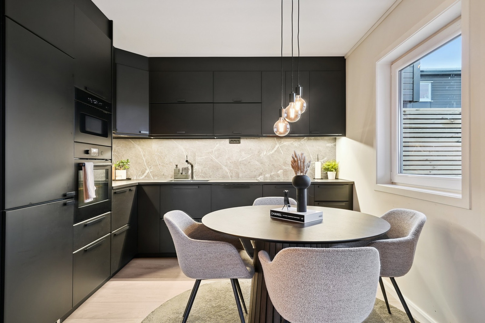 Kjøkkenet ligger åpent og sosialt mot stuen. Her har du plass til spisebord. Galleribilde