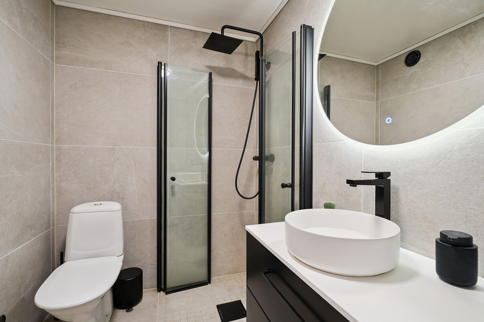 Innredet med dusjhjørne med regnfallsdusj, toalett - Galleribilde