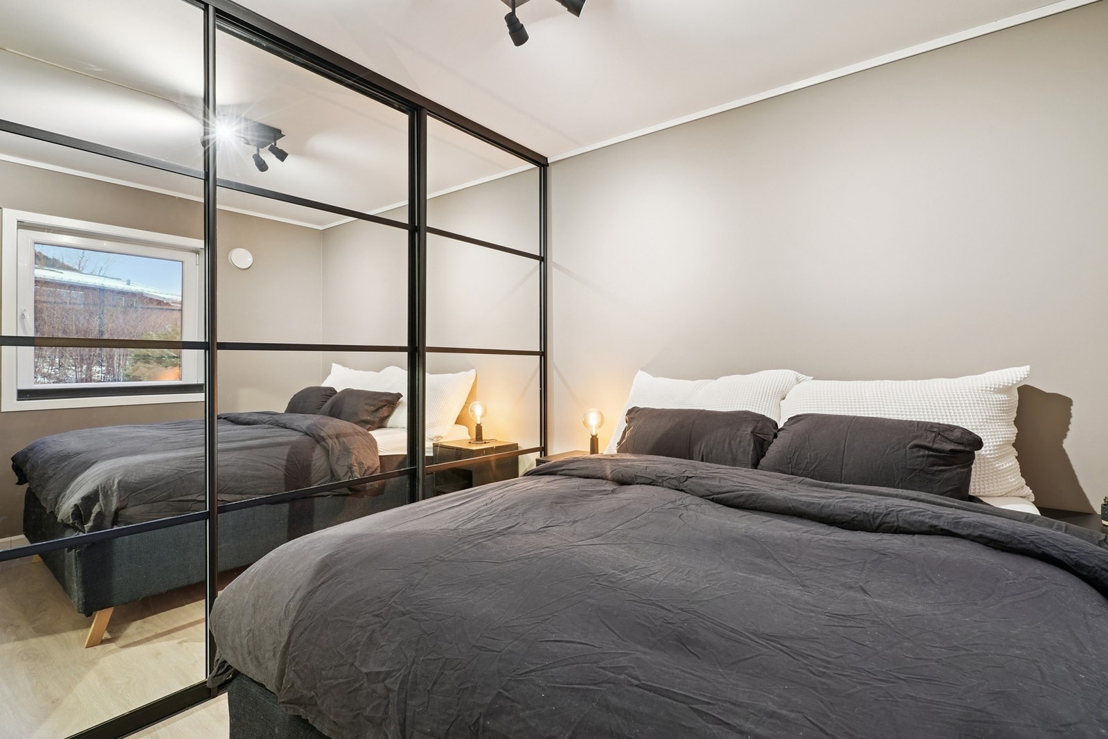 God plass til dobbeltseng og nattbord på hver side av sengen. Skyvedørsgarderoben fra Leba sørger for god orden. Galleribilde