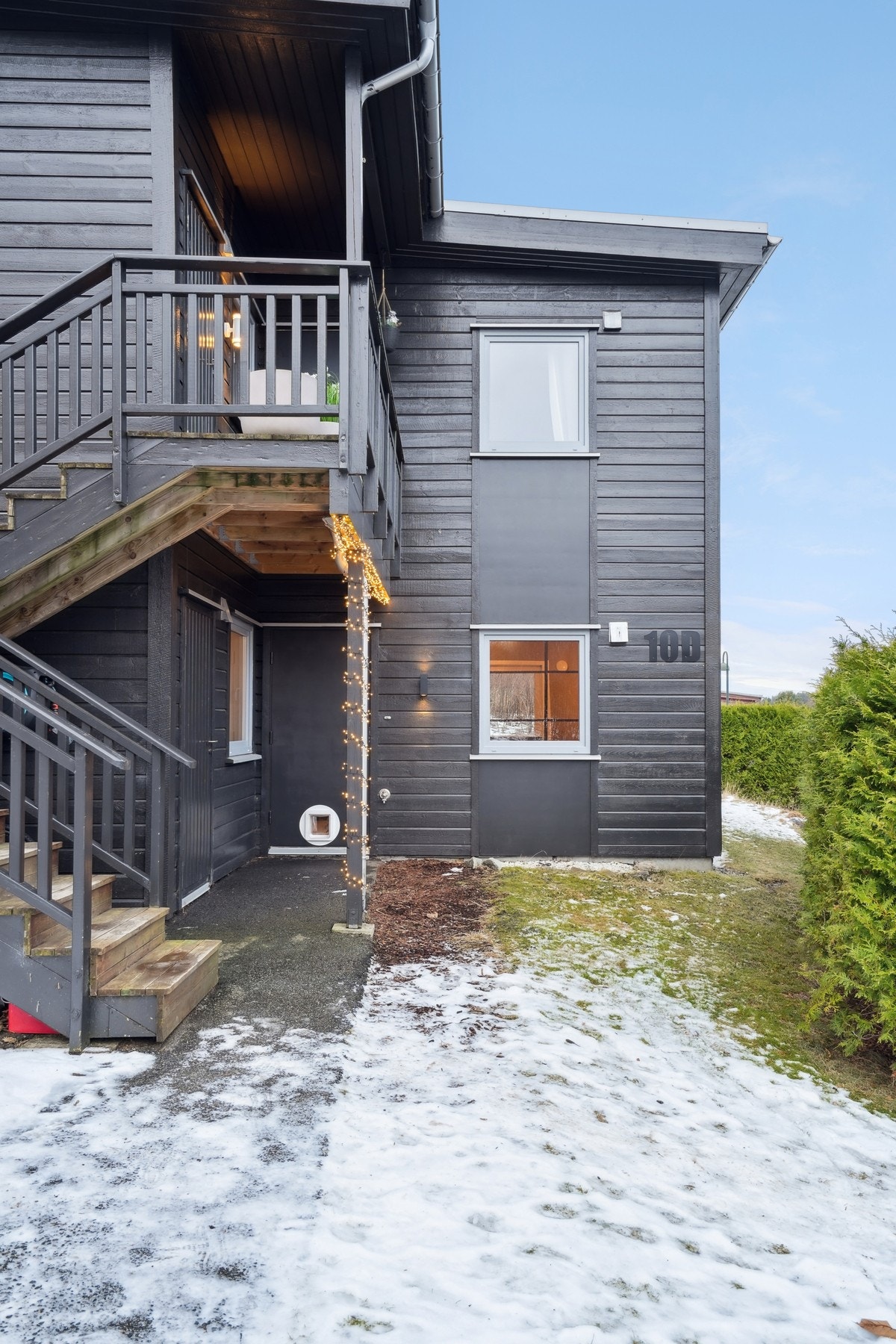 Inngangspartiet er overbygd og det er tilkomst til en utvendig bod på 3 kvm like ved. Galleribilde