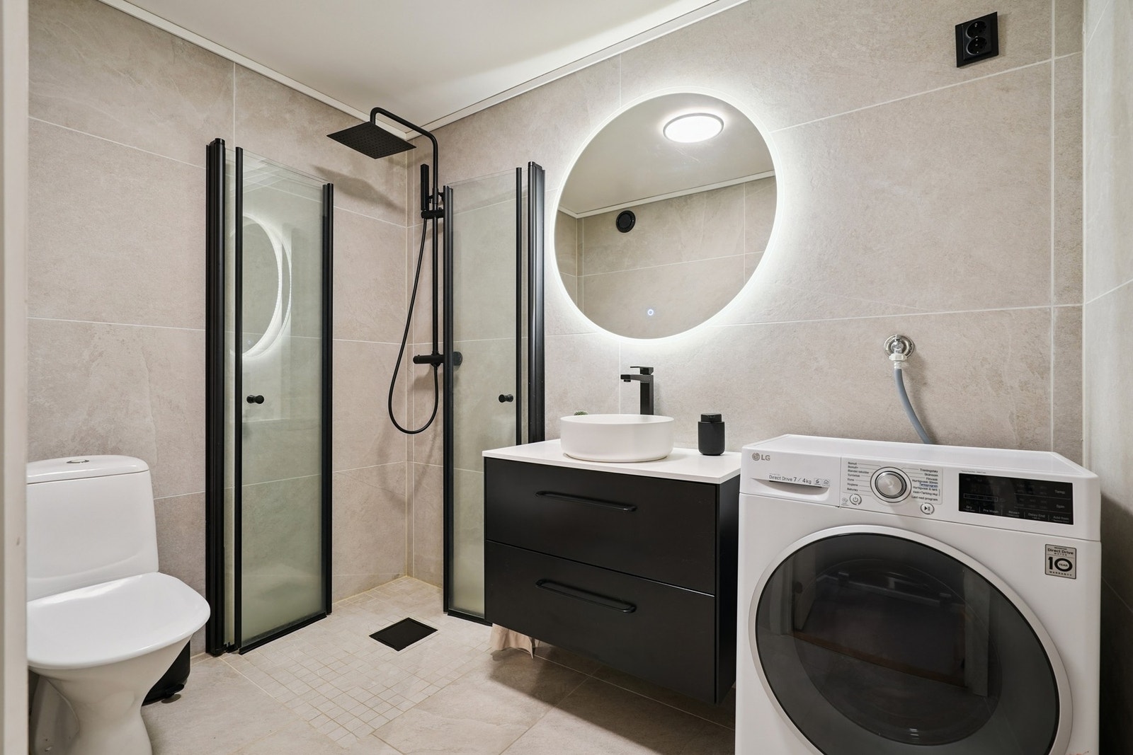 Et harmonisk helfliset bad/vaskerom med varmekabler. Badet er oppgradert i 2021. Galleribilde