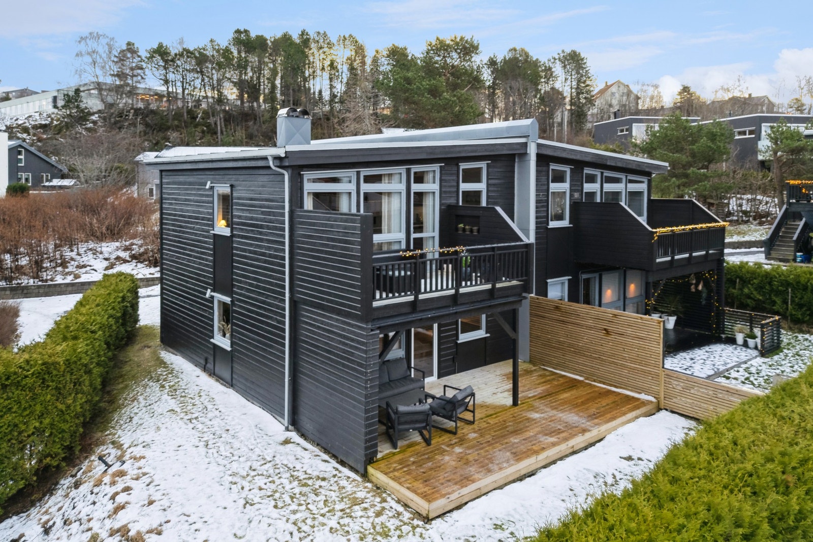 Du har barnehage rett ved eiendommen, og det er kort avstand til skole og daglige servicetilbud. Det er fine tur- og bademuligheter i nærområdet. Galleribilde