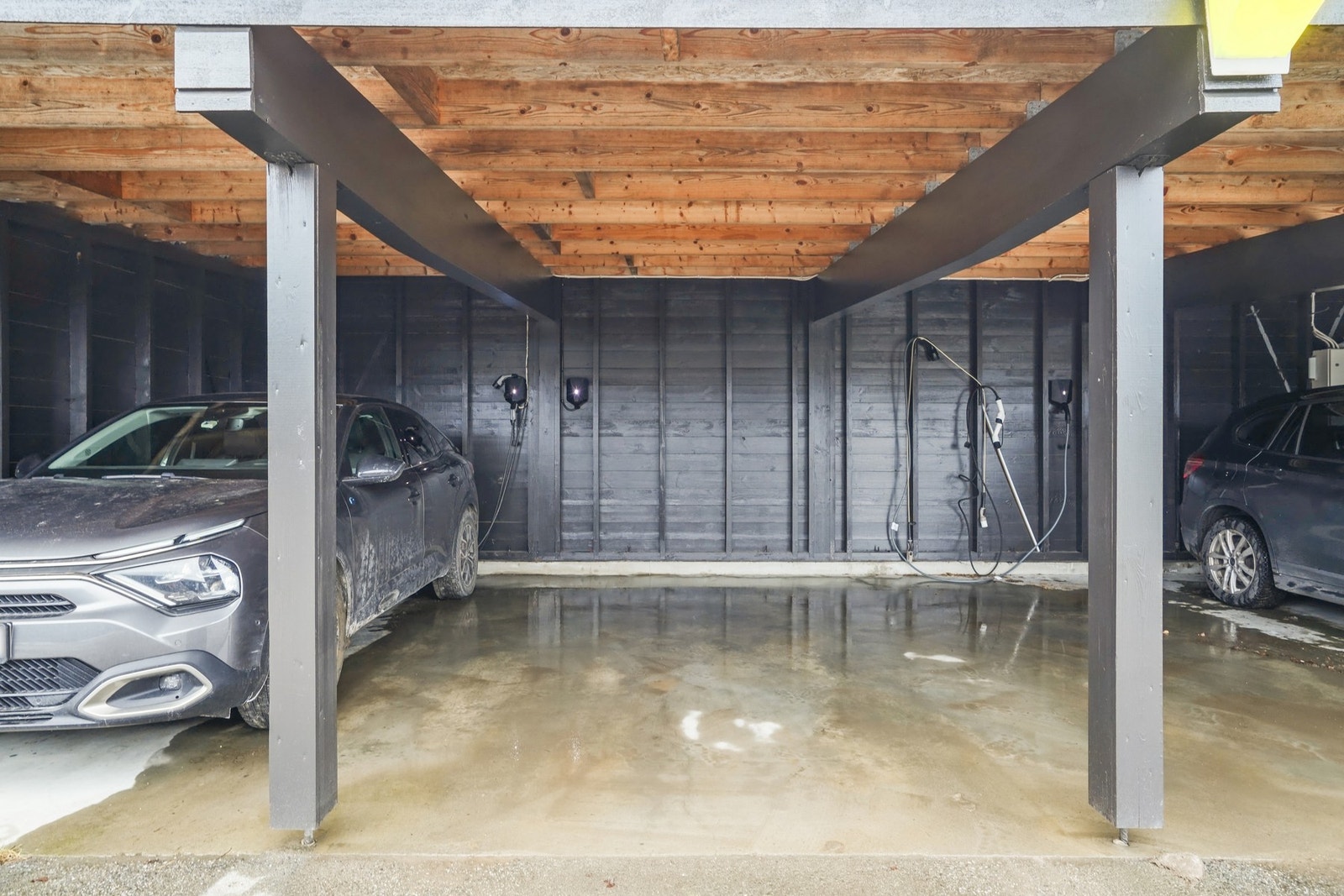 Det medfølger carport på ca. 12 kvm i felles carportbygg til leiligheten. Galleribilde