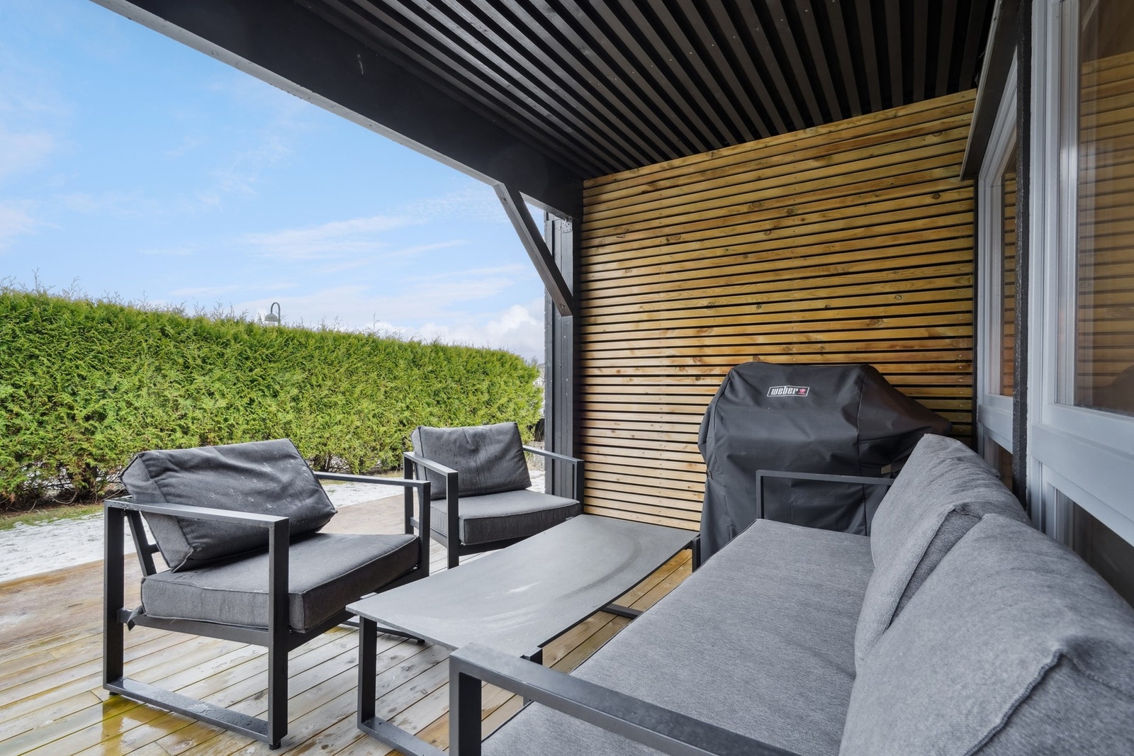 På terrassen er det god plass til sittegruppe og grillen. Galleribilde