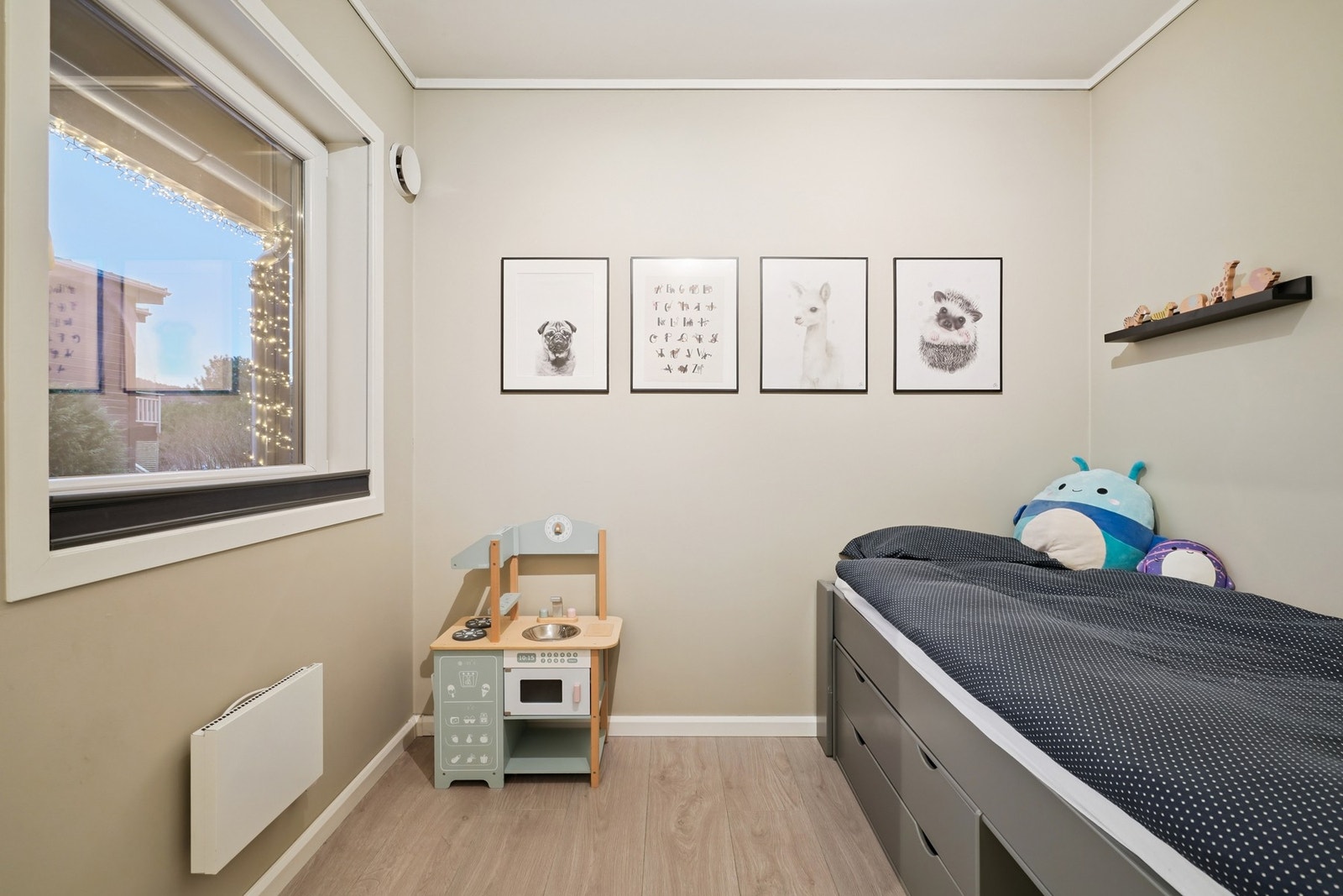 Rommet passer utmerket som barnerom, kontor eller gjesterom. Alt etter eget ønske og behov. Galleribilde