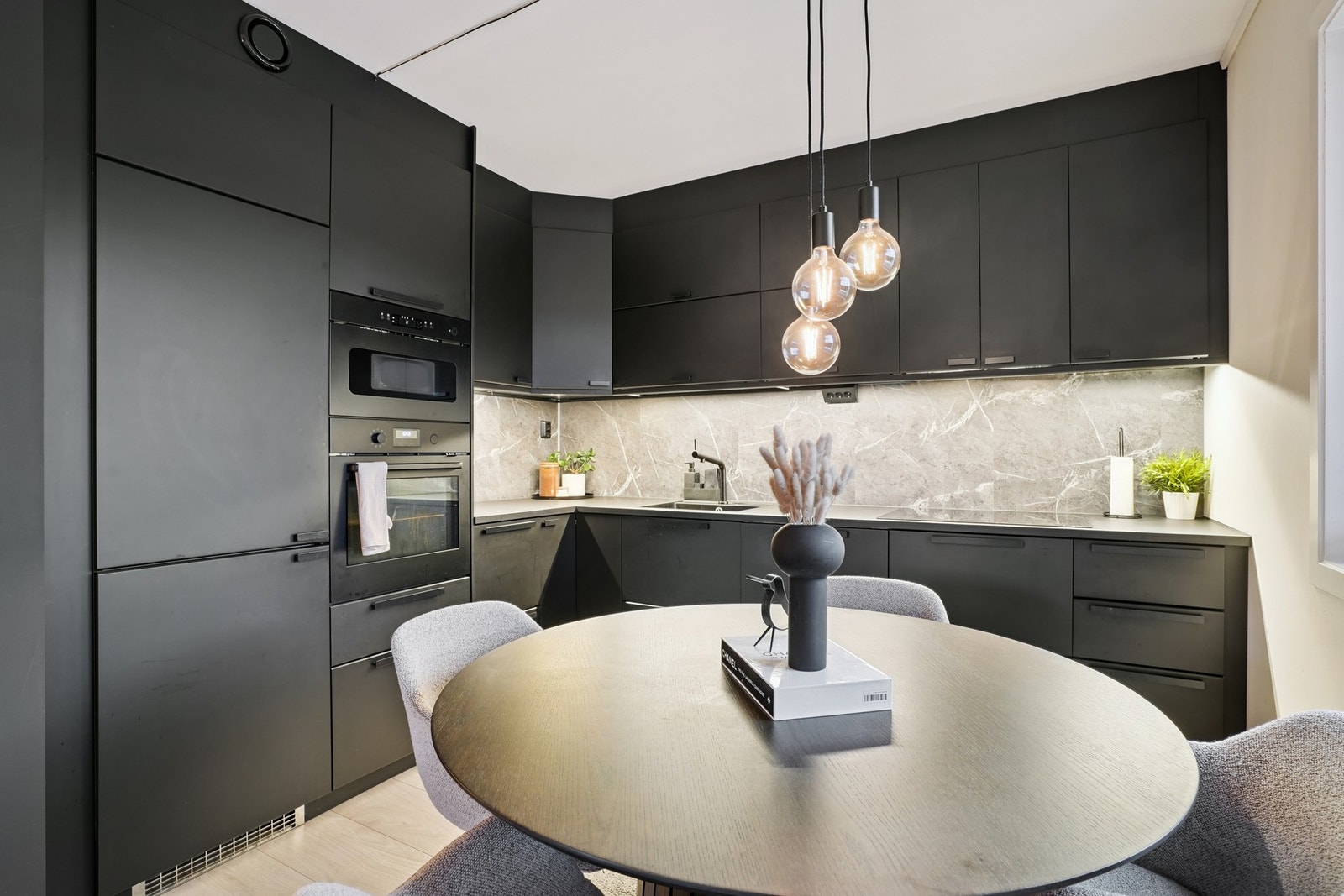 Integrerte hvitevarer som stekeovn, micro, induksjonstopp, oppvaskmaskin og kjøl/fryseskap medfølger i handelen. Galleribilde