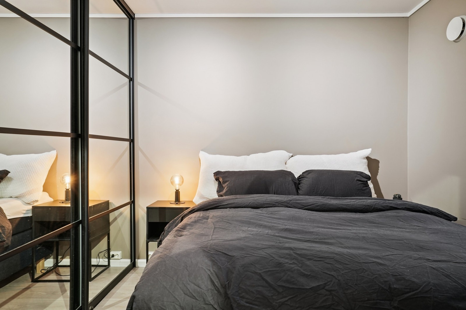 Det er to soverom i leiligheten, begge av fin størrelse. Hovedsoverommet er på ca. 9,4 kvm. Galleribilde