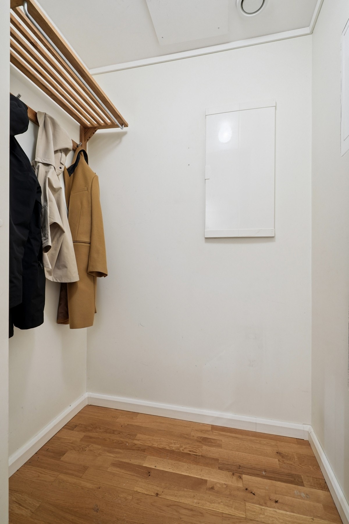 Innvendig bod på ca. 2 kvm med muligheter for å henge fra seg yttertøy. Galleribilde