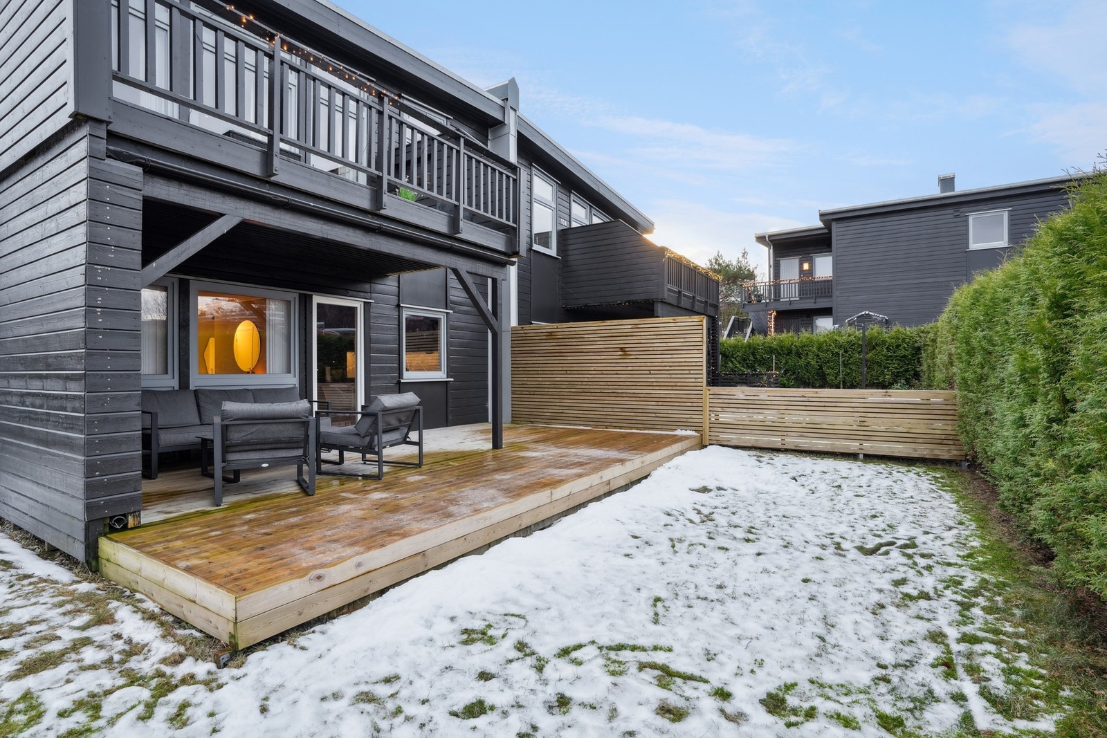 Leiligheten har egen hage, godt skjermet med levegg og hekk. Galleribilde