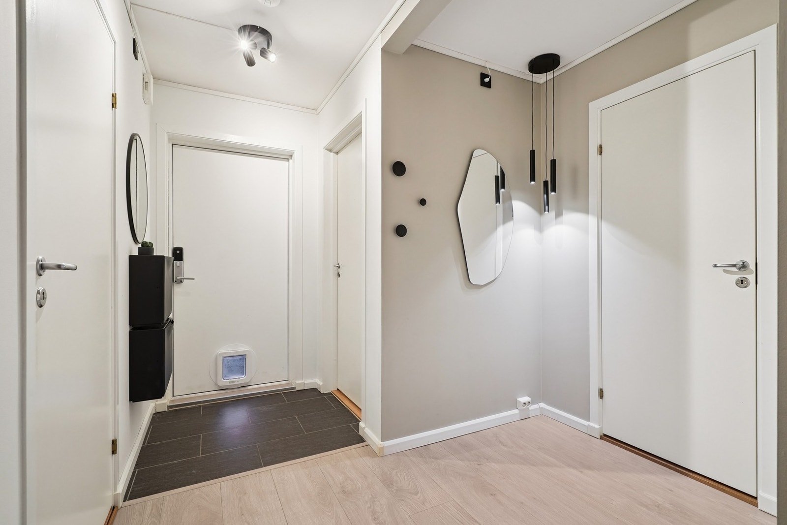 Leiligheten er malt i en moderne og behagelig fargetone på vegger, og gulvflatene er belagt med laminat. Galleribilde