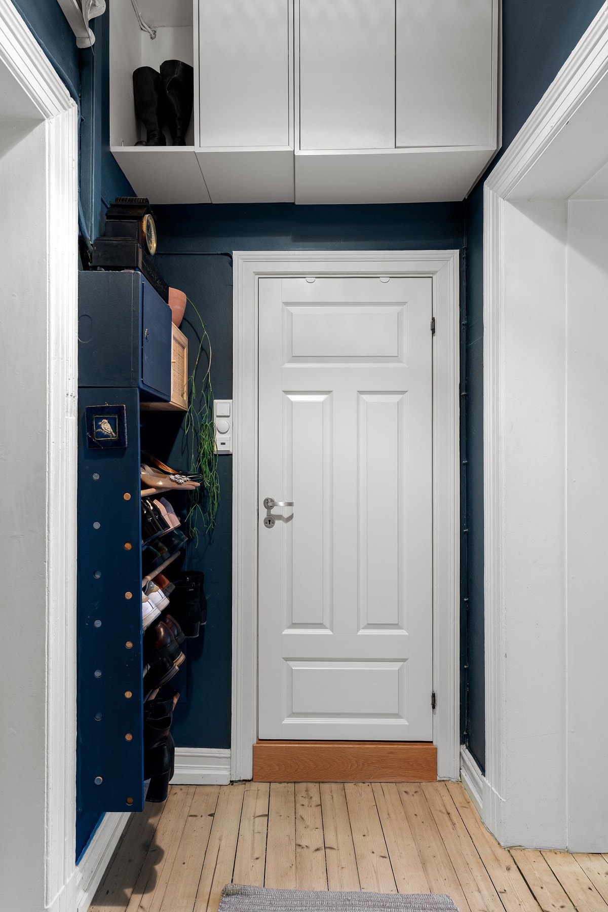 Gangen har gode løsninger for ekstra oppbevaring med hyllesystem i høyden. Galleribilde