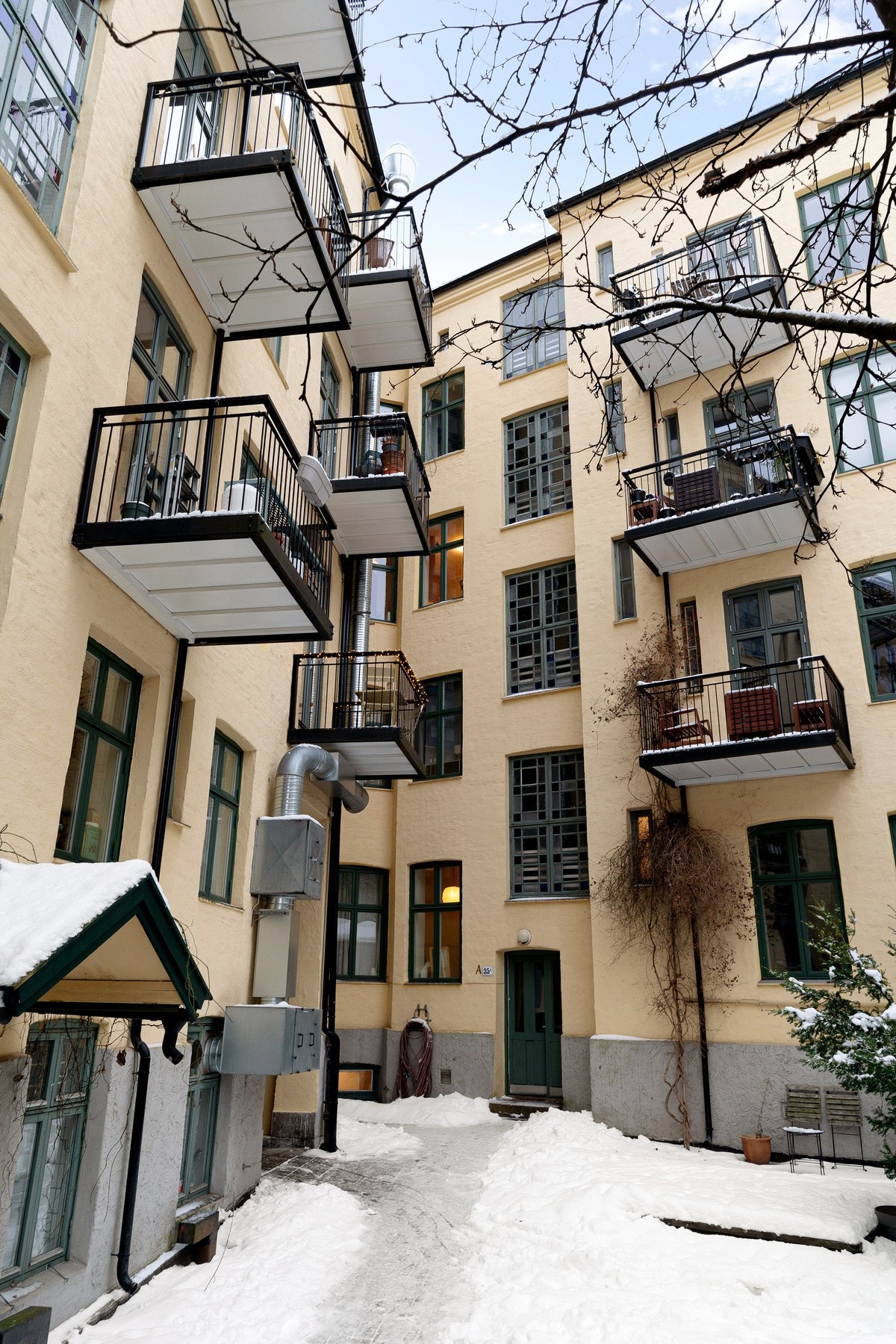 Trivelig bakgård med sykkelparkering. Galleribilde