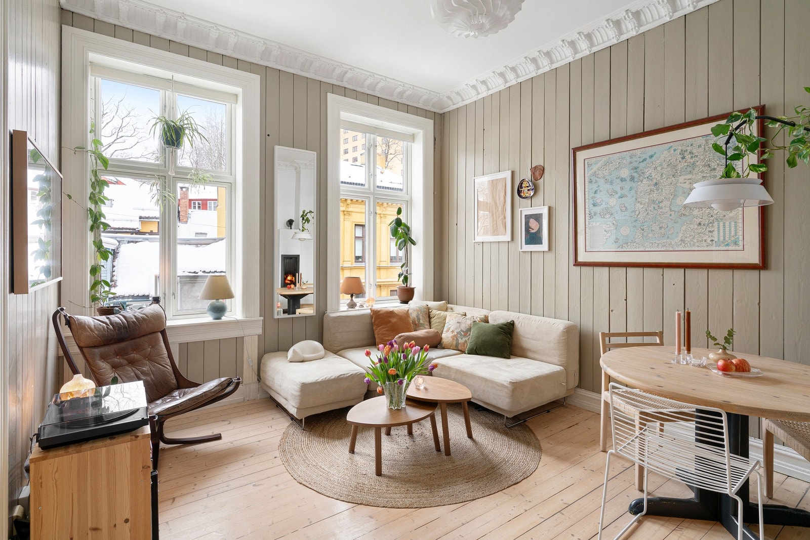 Store vindusflater som slipper inn gode mengder naturlig lys. Galleribilde