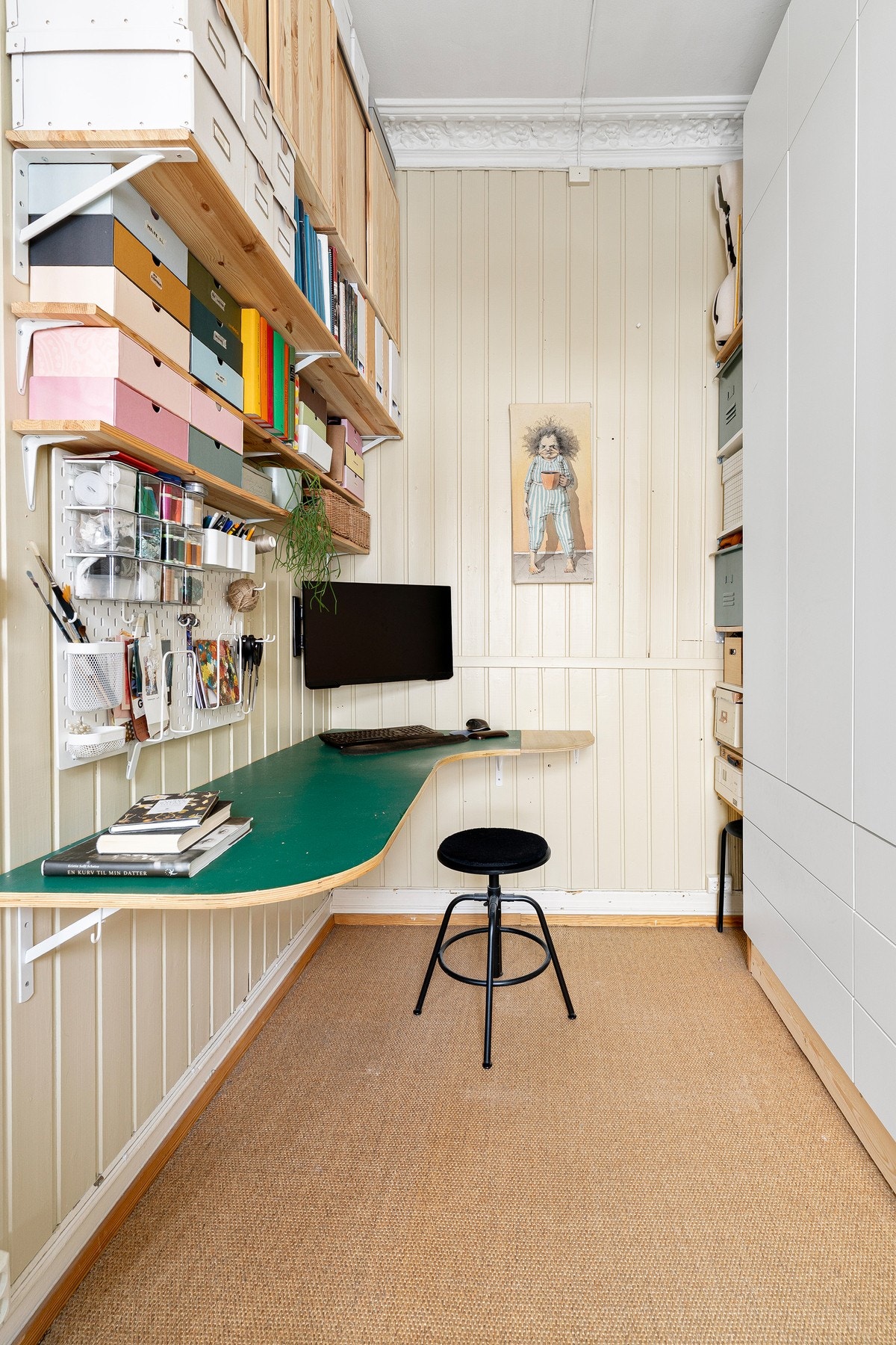 God plass til kontorpult, evt ekstra oppbevaring i tillegg til eksisterende garderobe. Galleribilde