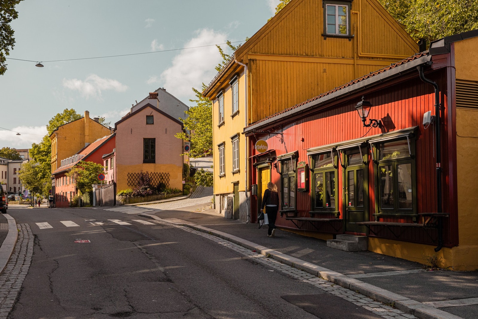 Rett utenfor døren, i sjarmerende trehusbebyggelse, ligger populære serveringssteder som Nektar, Chez Colin og Arno restaurant. Galleribilde