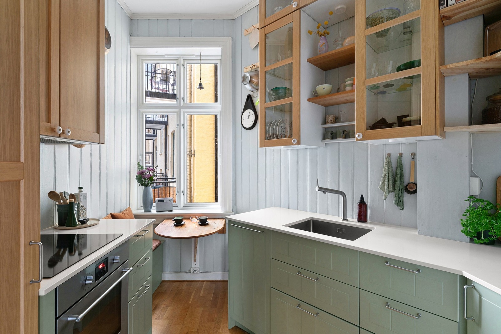 Koselig spiseplass ved vindusposten. Galleribilde