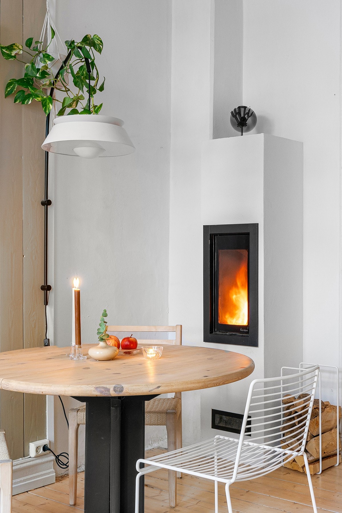 Det ble satt inn en flott peisovn i stuen i 2024, i sammenheng med oppgradering av pipeløp i regi av borettslaget. Galleribilde