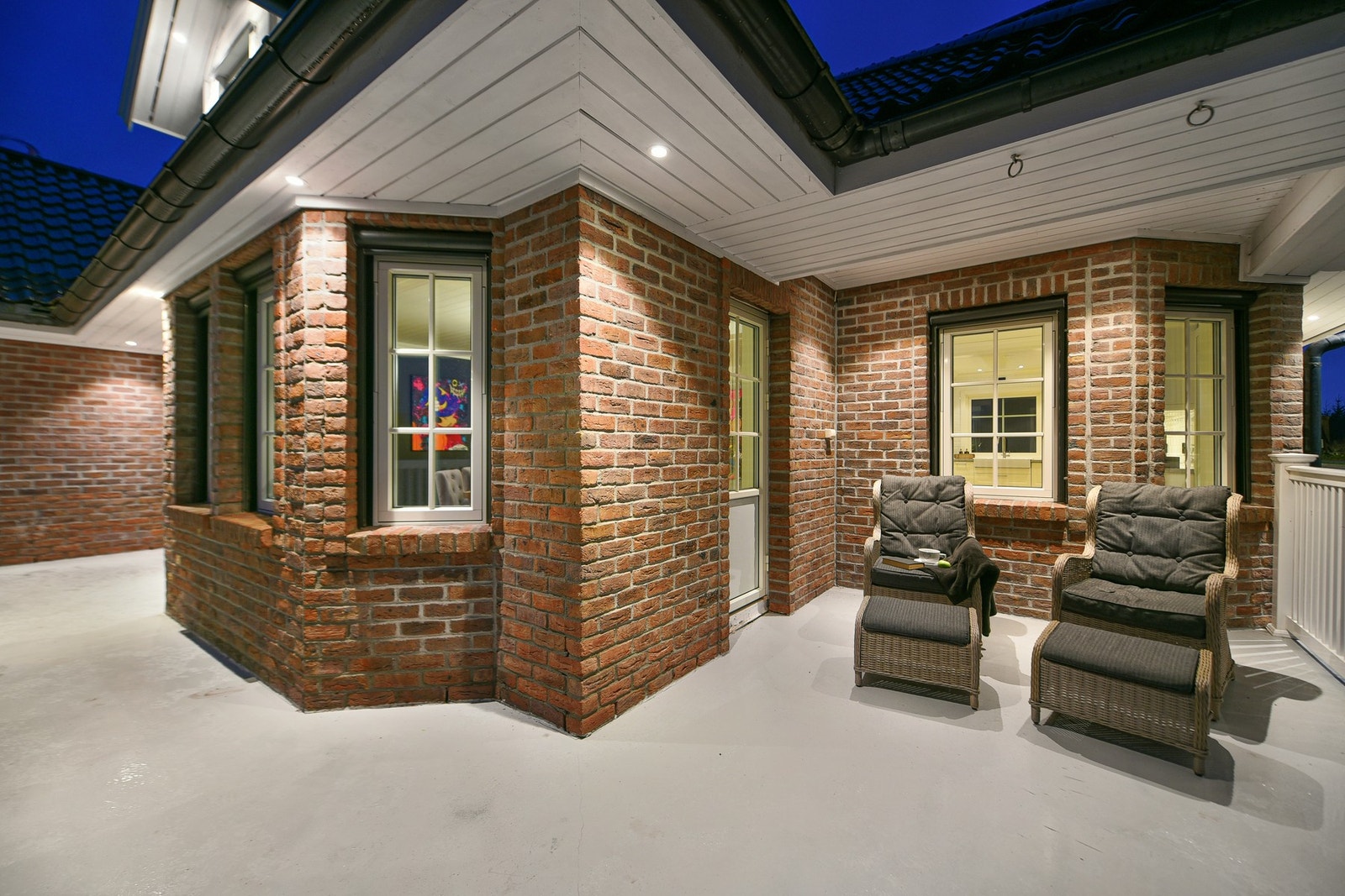 Langs hele fronten av huset er det store terrasser. Galleribilde