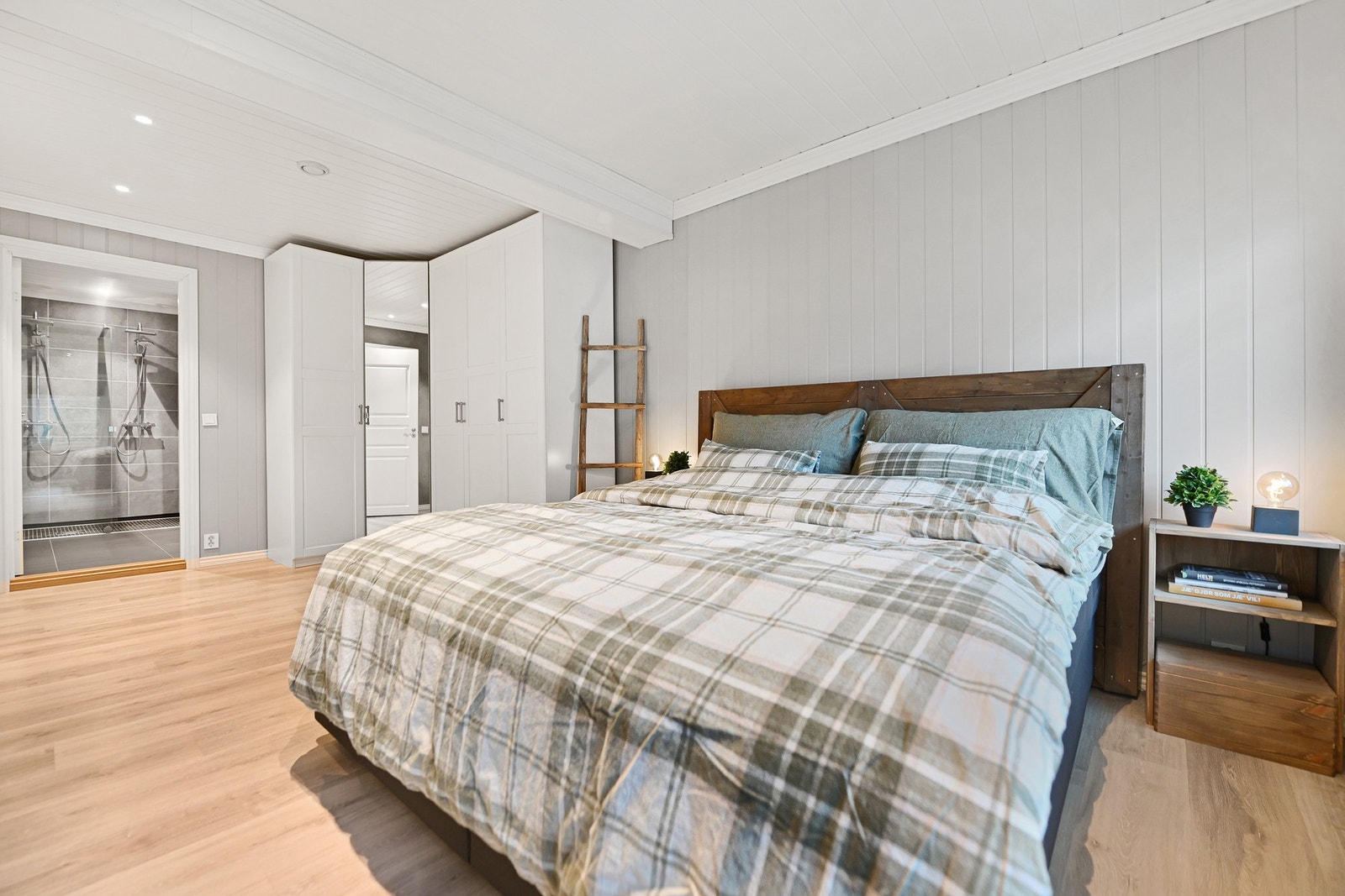 Hovedsoverommet har tilgang til et eget privat baderom. Galleribilde