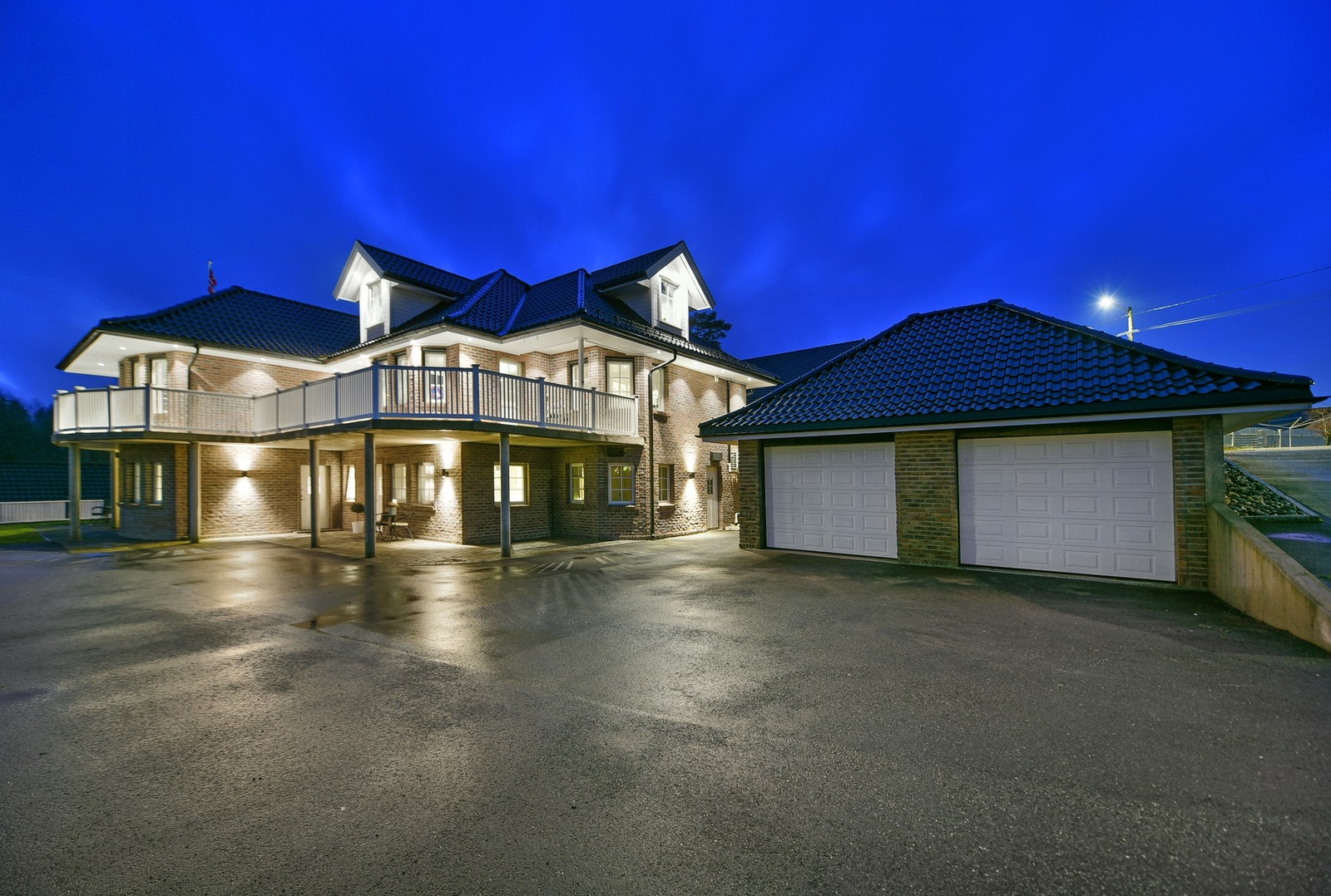 Dette er en stor og innholdsrik familievilla fra 2017. I underetasjen kan 2 leiligheter leies ut, og disse har hvert sitt inngangsparti motsatt for hovedboligen. Galleribilde