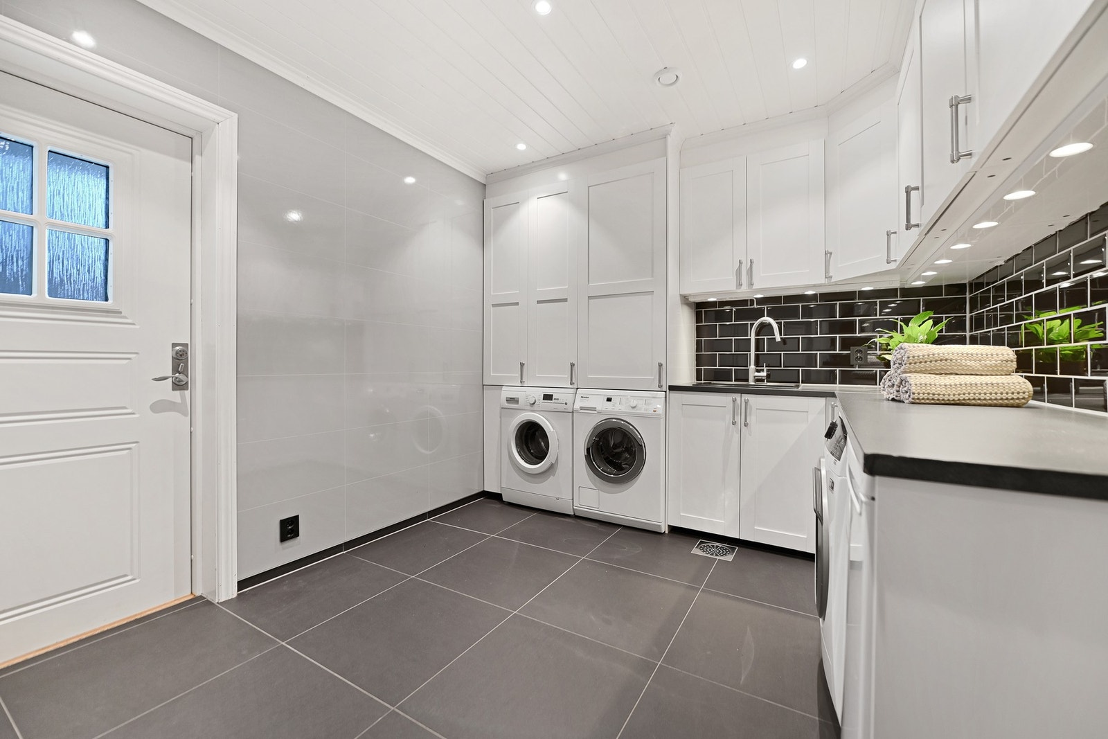 Flott vaskerom med mulighet for 2 vaskemaskiner og 2 tørketromler. Galleribilde