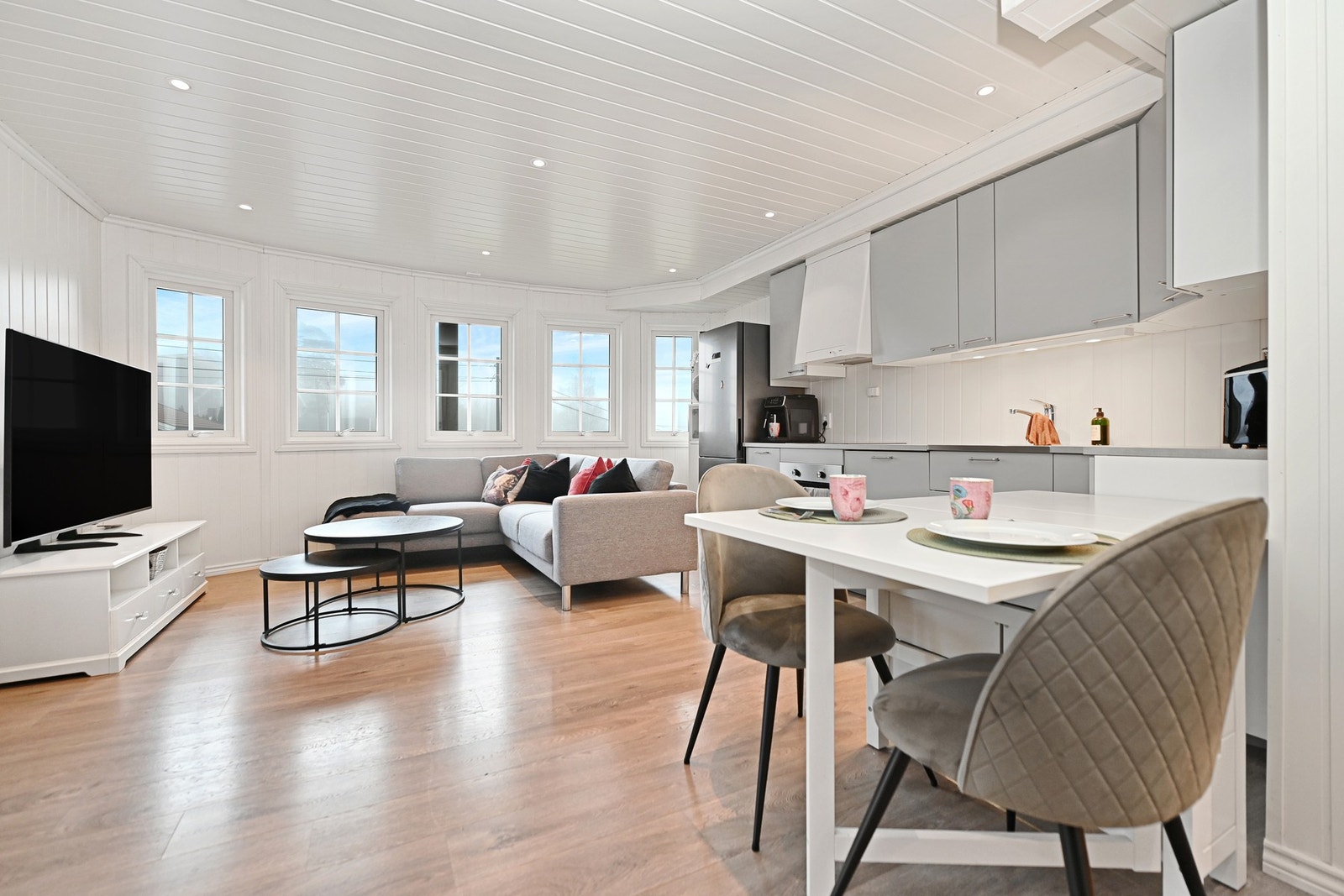 Dette er stue/kjøkken i den ene leiligheten i underetasjen. Galleribilde