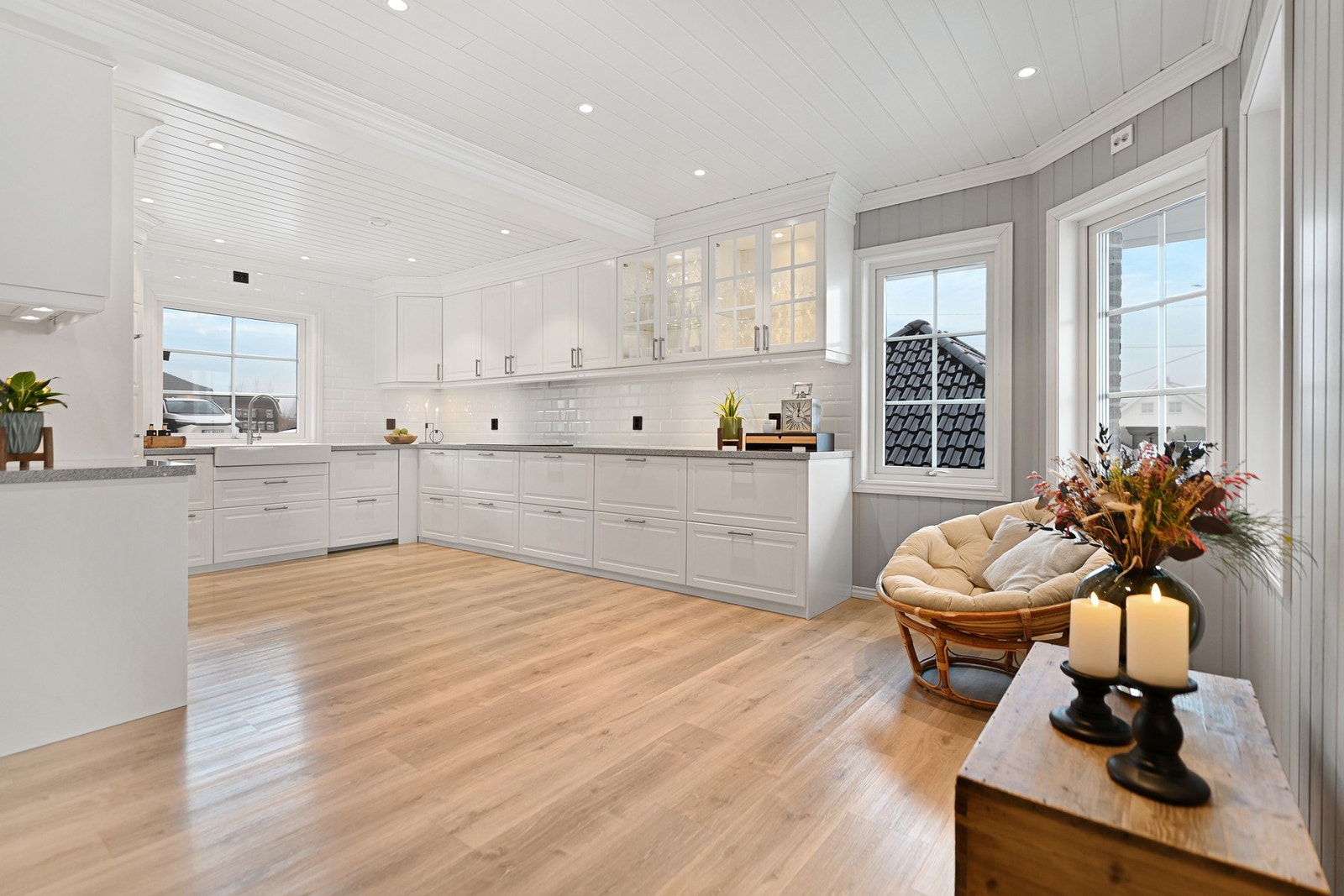 Innredningen har rikelig med skap- og benkeplass, og det er takhøye overskap. Galleribilde