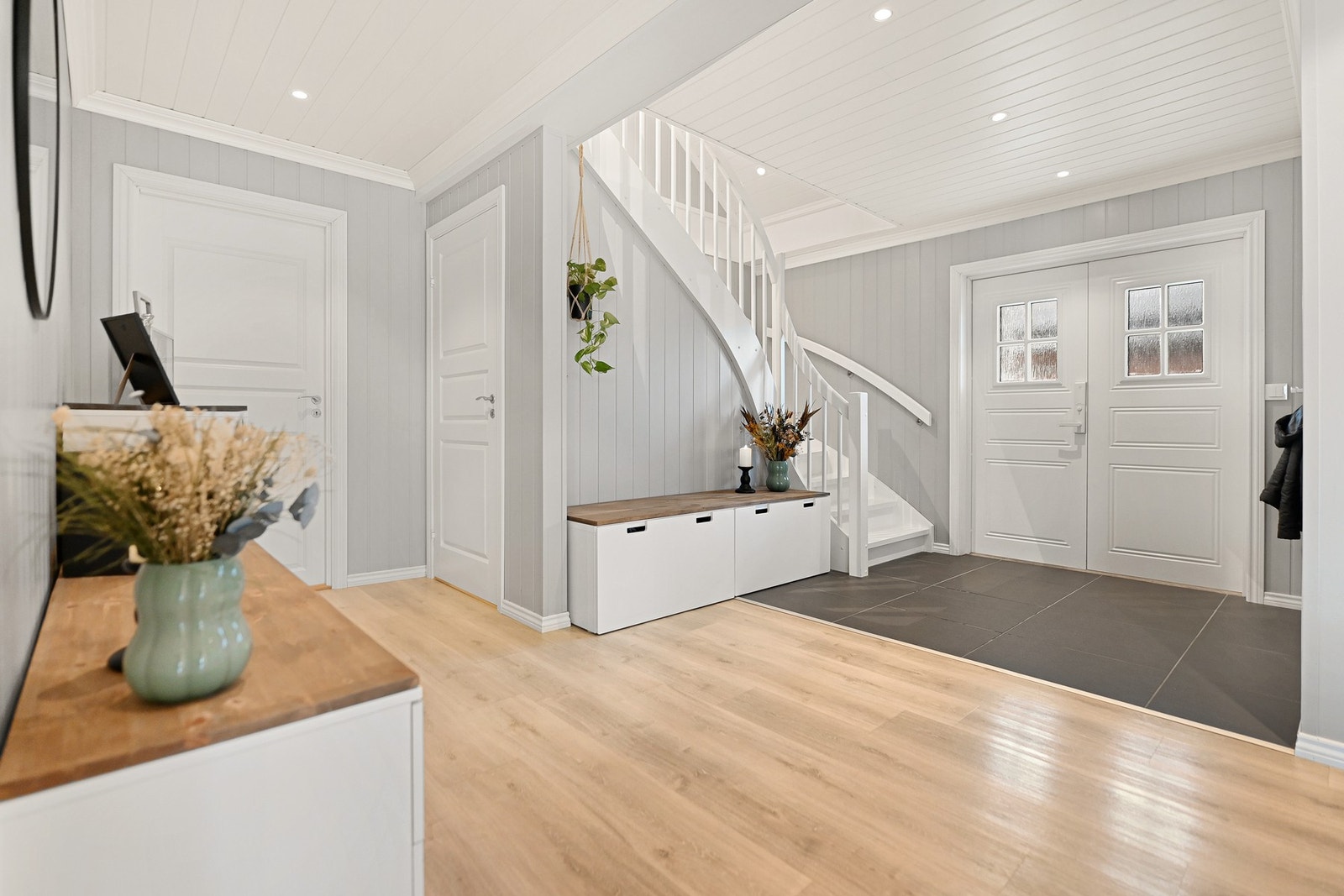 Romslig entré/hall til hovedboligen. Galleribilde
