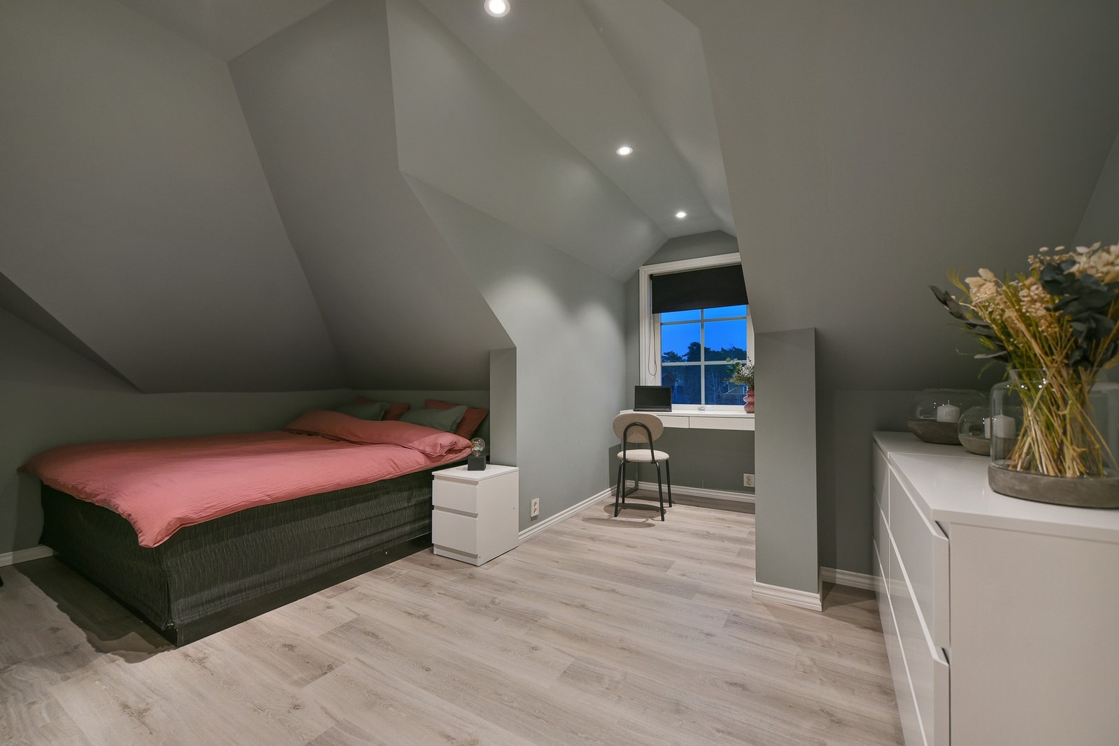 Boligen har balansert ventilasjon, og i 2. etasje er det også montert en luft-til-luft varmepumpe. Galleribilde