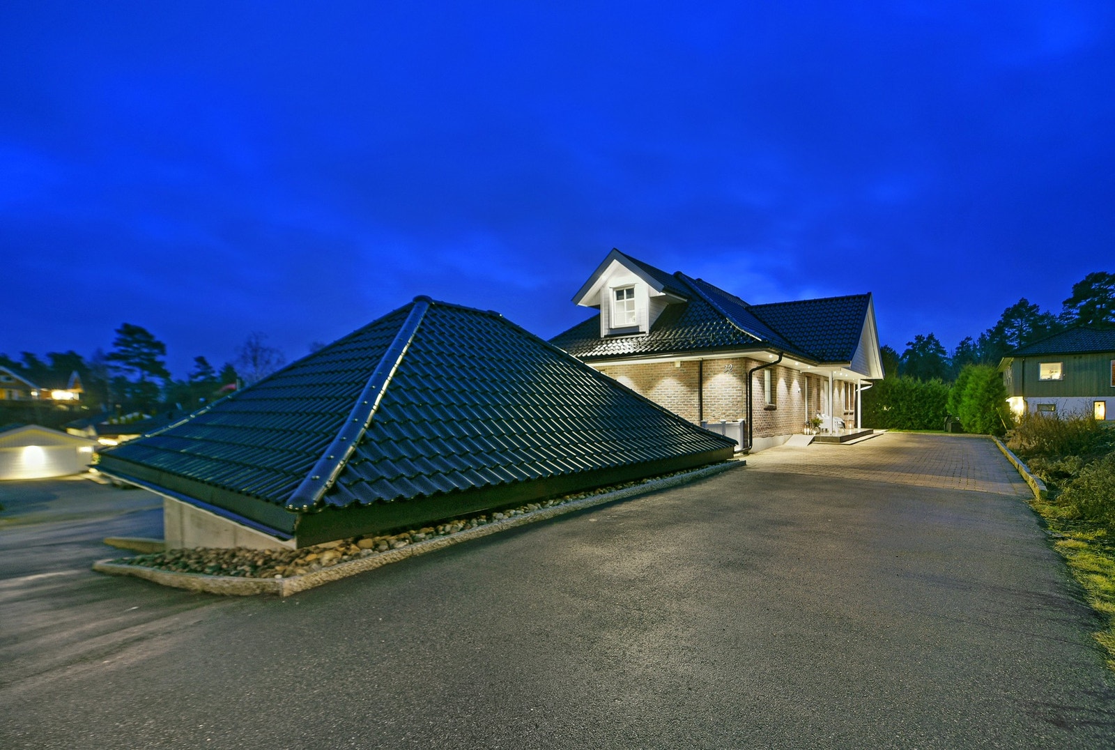 Eiendommen har barnevennlig beliggenhet, og hovedboligen inneholder blant annet 4 soverom og 2 bad. Galleribilde