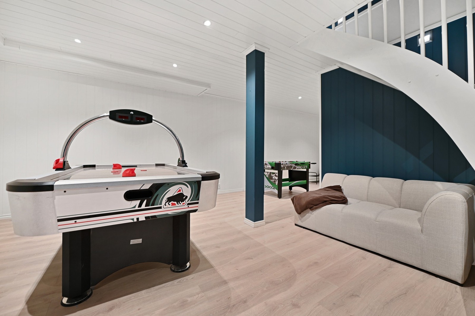 I underetasjen er det lagerboder og teknisk rom, og i en del av dette har dagens eier et spillrom. Galleribilde