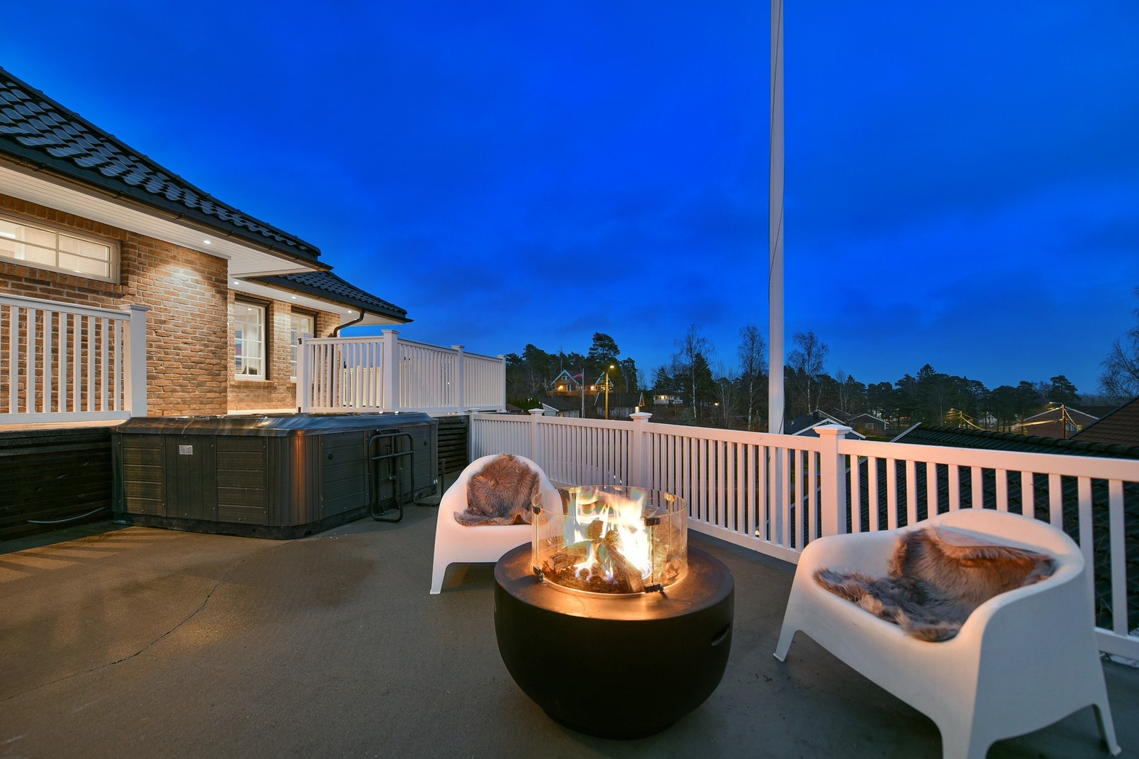 Flott uteplass med jacuzzi innerst på tomten. Galleribilde