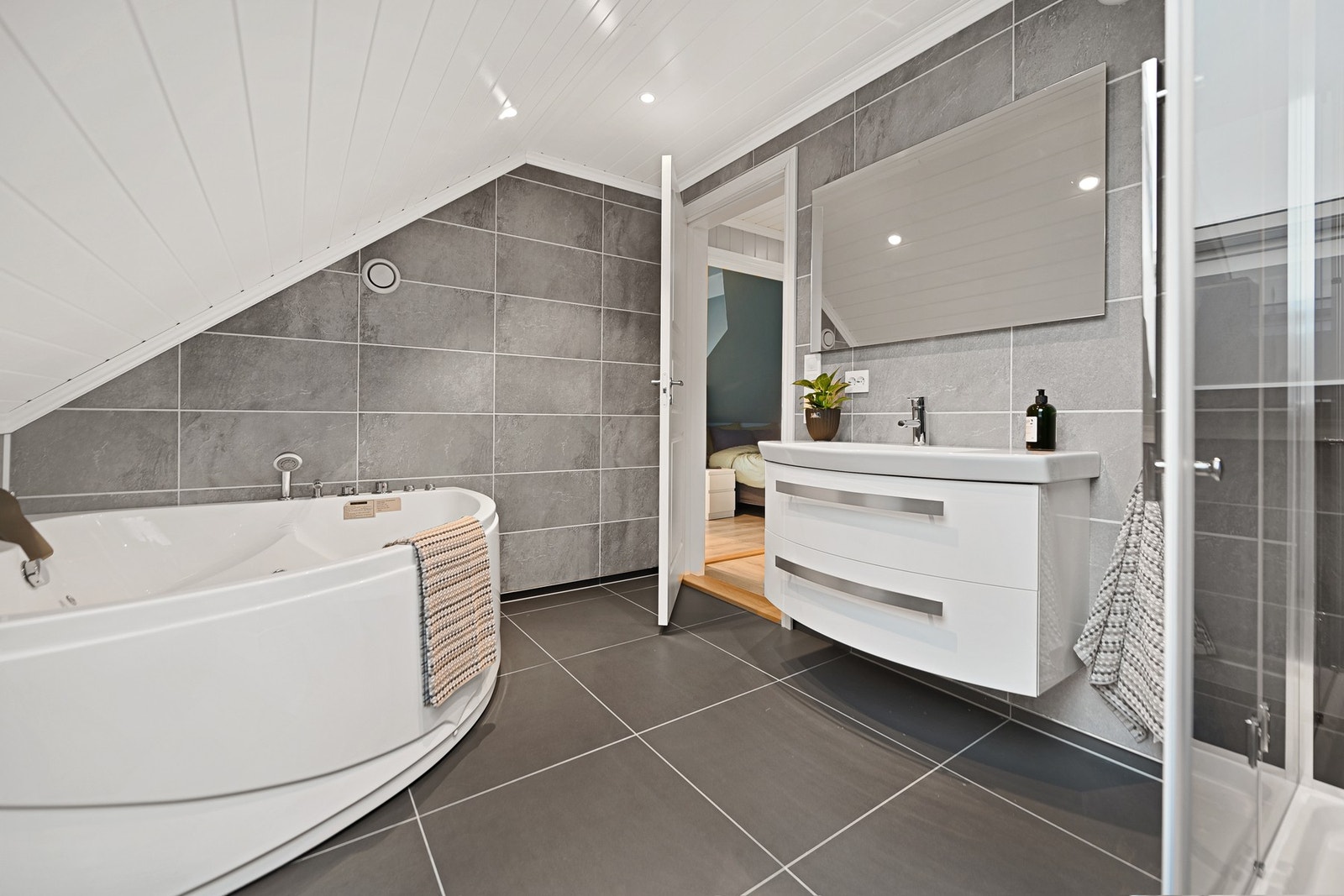 Baderommet i 2. etasje har både boblebadekar og dusjkabinett. Galleribilde