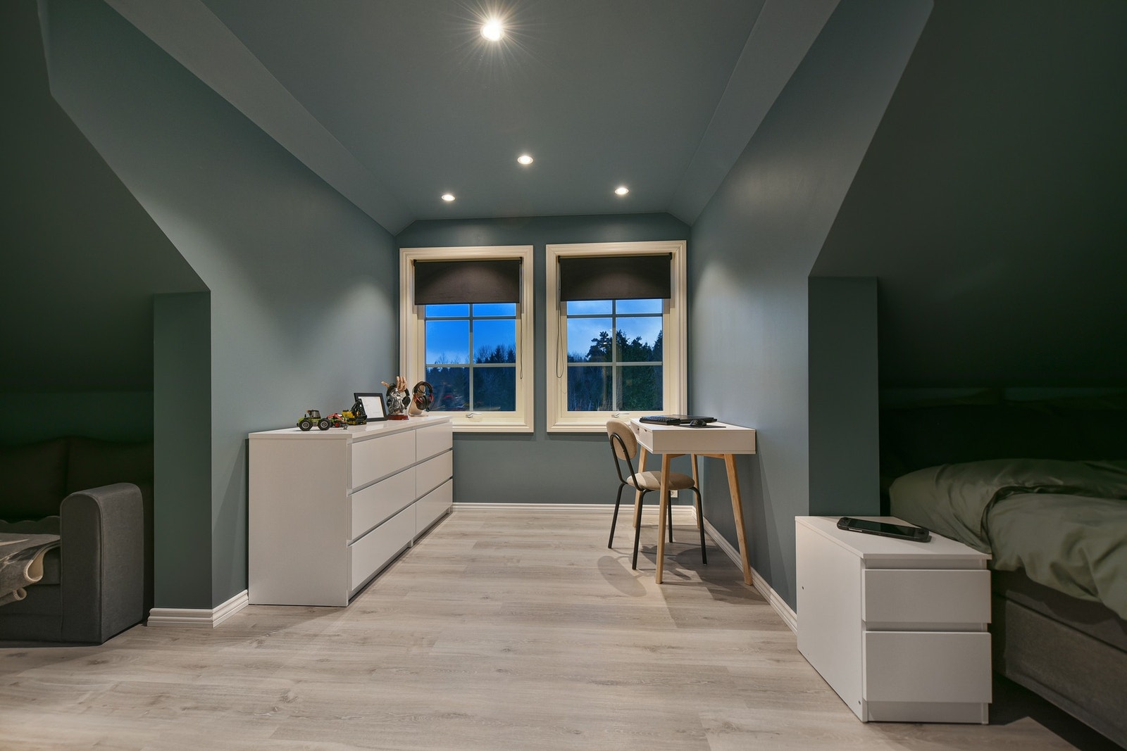 Flotte soverom med plass til både seng og kontorplass. Galleribilde