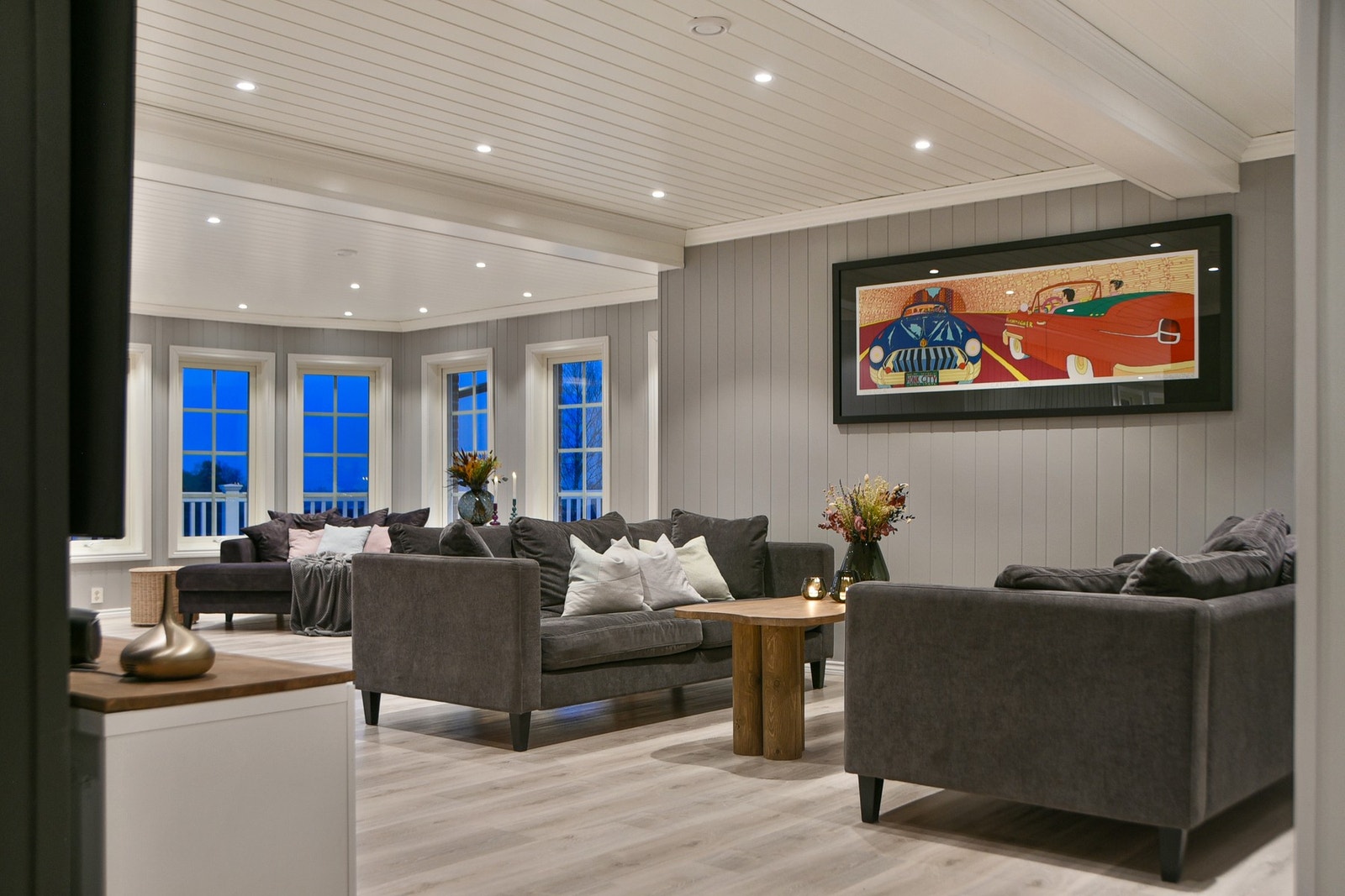 Stuen gir deg mulighet til å møblere med flere og store møbelgrupper. Galleribilde