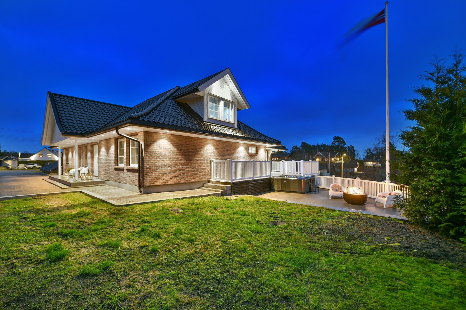 Boligen får særpreg med teglstein, glasert takstein og flott utebelysning. Galleribilde
