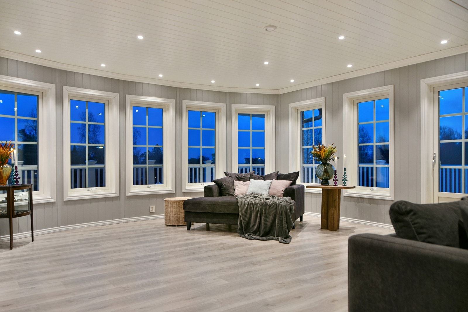 Mange og store vindusflater gir mye naturlig lys, og i stuen er det utvendige elektriske screens. Galleribilde