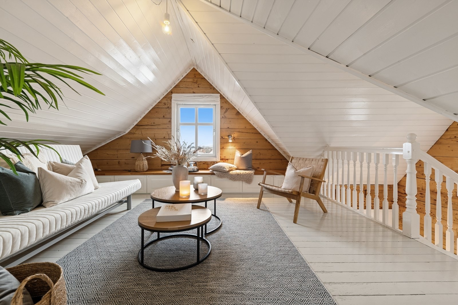 Fra stuen leder en trapp opp til loftet, hvor du finner ekstra, romslig stue med nydelig utsikt og ekstra soverom/kontor. Galleribilde