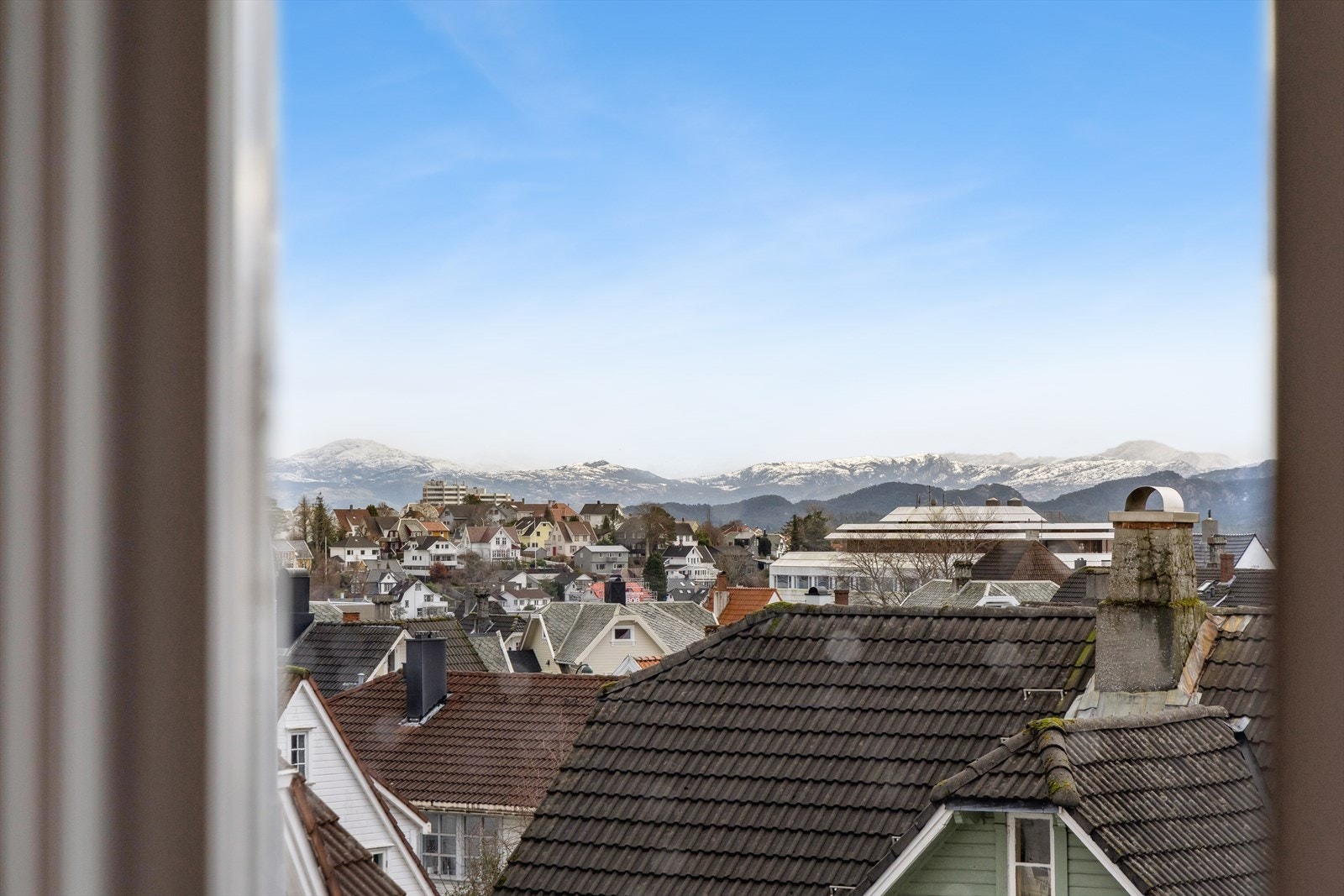 Nydelig utsikt mot fjell i bakgrunnen. Galleribilde